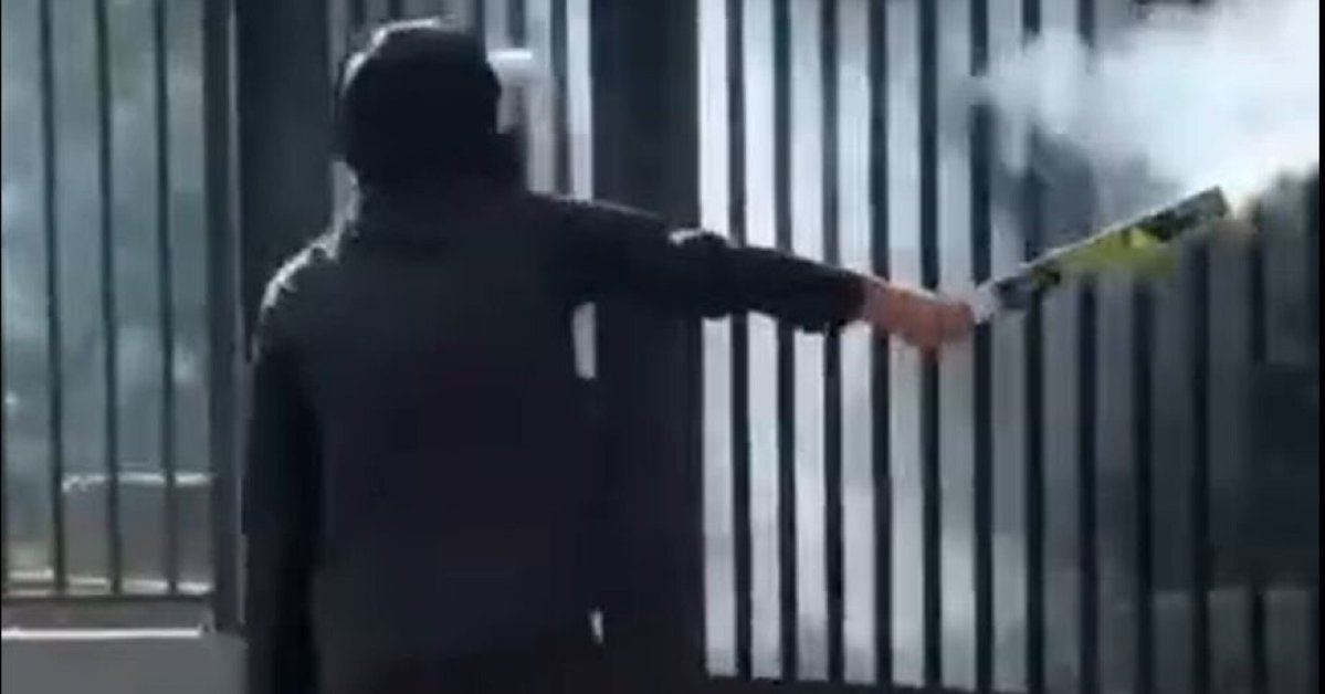 le_Parisien's tweet photo. Un bébé d’un an à l’hôpital après un tir de mortier au ras du sol lors d’un blocus lycéen près de Versailles, une élève soupçonnée en garde à vue ➡️ https://t.co/n0b1IBUtaE https://t.co/Lry25eltKr