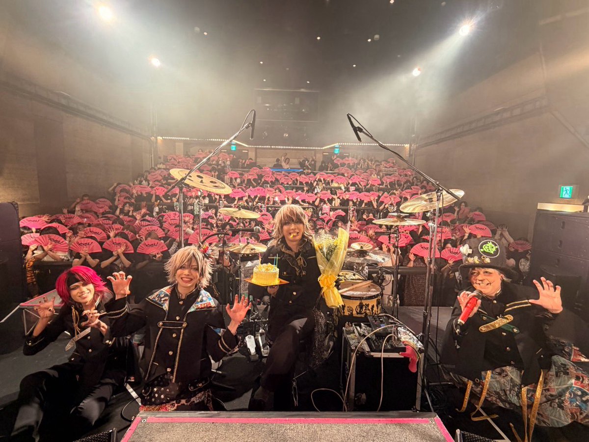 bk_shogo's tweet photo. 渋谷WWWありがとうございました！
「おめでとう」と「お疲れ様」を込めた
良いライブになったと思う
虎へ特大の「ありがとう」を🐅

今日を機に形は変わってしまうけど、BabyKingdomはまだまだ走り続けるよ
まだ折れない、負けない、こんなもんじゃない https://t.co/P0AwFN02G6