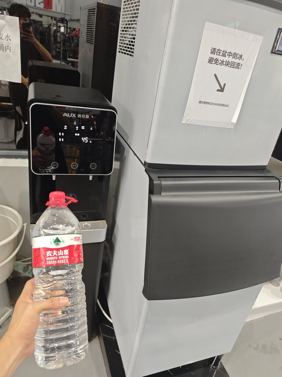 gouge0907's tweet photo. 今天练薄肌的过程中，在锻炼的过程中，将我的大水喝完，然后再健身房又接了满满一杯，推荐都进行大健康，健身装水理论 https://t.co/f06kW9rZYJ