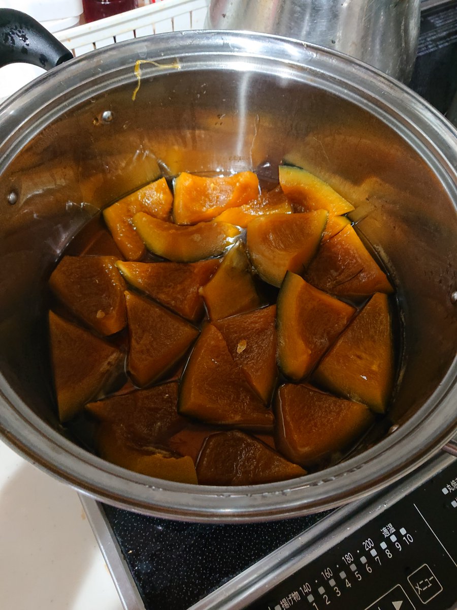 jfkumi's tweet photo. 誤嚥性肺炎で入院の義理母が明後日退院 水分はとろみ、食形態はミキサーまではいかないけどその手前とか言われたと義理父 まあ、そうなるかなと思いドラッグストアの歯茎でも潰せるとか、買おうかとも思ったけど、これといってないもんで、とりあえずかぼちゃ煮て、さつまいもはマヨネーズであえた https://t.co/RNxrO9qDK9