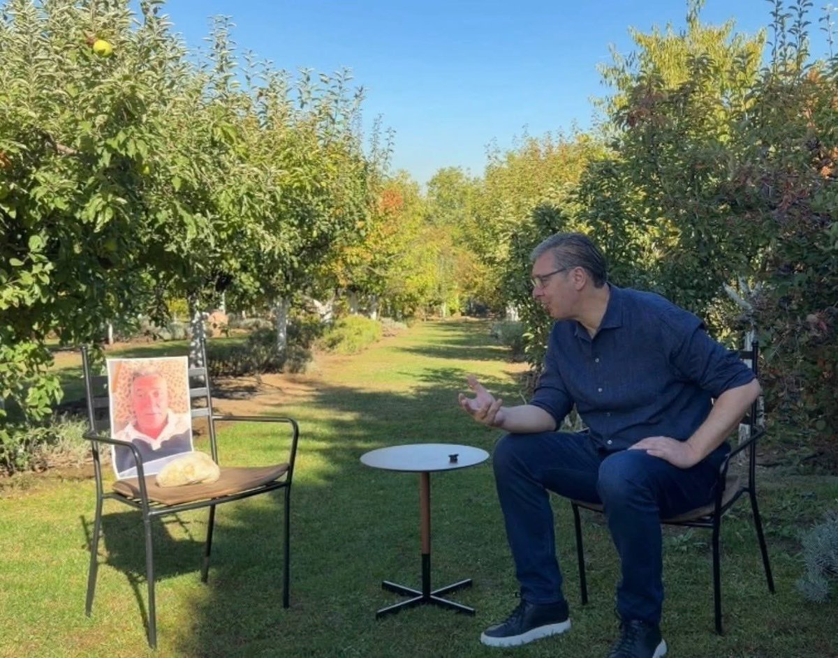 srdjanmil037's tweet photo. Slika se sa kartonskim Trampom, razgovara sa kamenom za kupus....
Ući će u istoriju....Ako bolest nazovu po njemu! https://t.co/u0RRIl0cnM