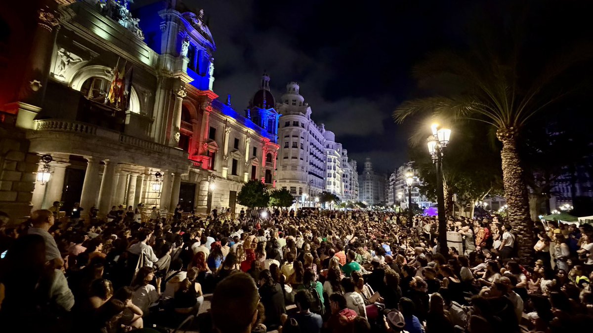 olgarodriguezfr's tweet photo. Plaza del Ayuntamiento en Valencia, anoche. Mucha gente joven defendiendo el derecho a la vivienda https://t.co/5tcauyvoLt