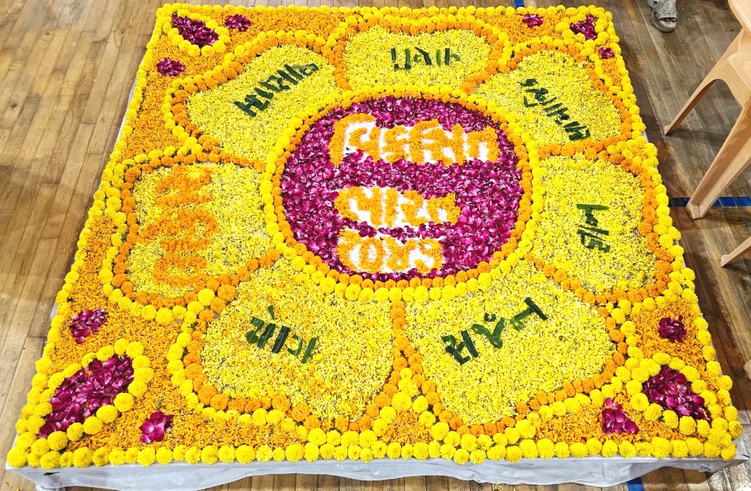 airnews_abad's tweet photo. #Gujarat #SevaSankalpAbhiyaan #Rangolicompetition
#Panchmahal માં 'સેવાના રંગ રાષ્ટ્રના સંગ' થીમ આધારિત રંગોળી સ્પર્ધા યોજાઈ
200 શાળાઓના વિદ્યાર્થીઓએ રંગોળી સ્પર્ધામાં ભાગ લીધો
#AIRPics : વિપુલ પુરોહિત https://t.co/OuKZcRgTNS