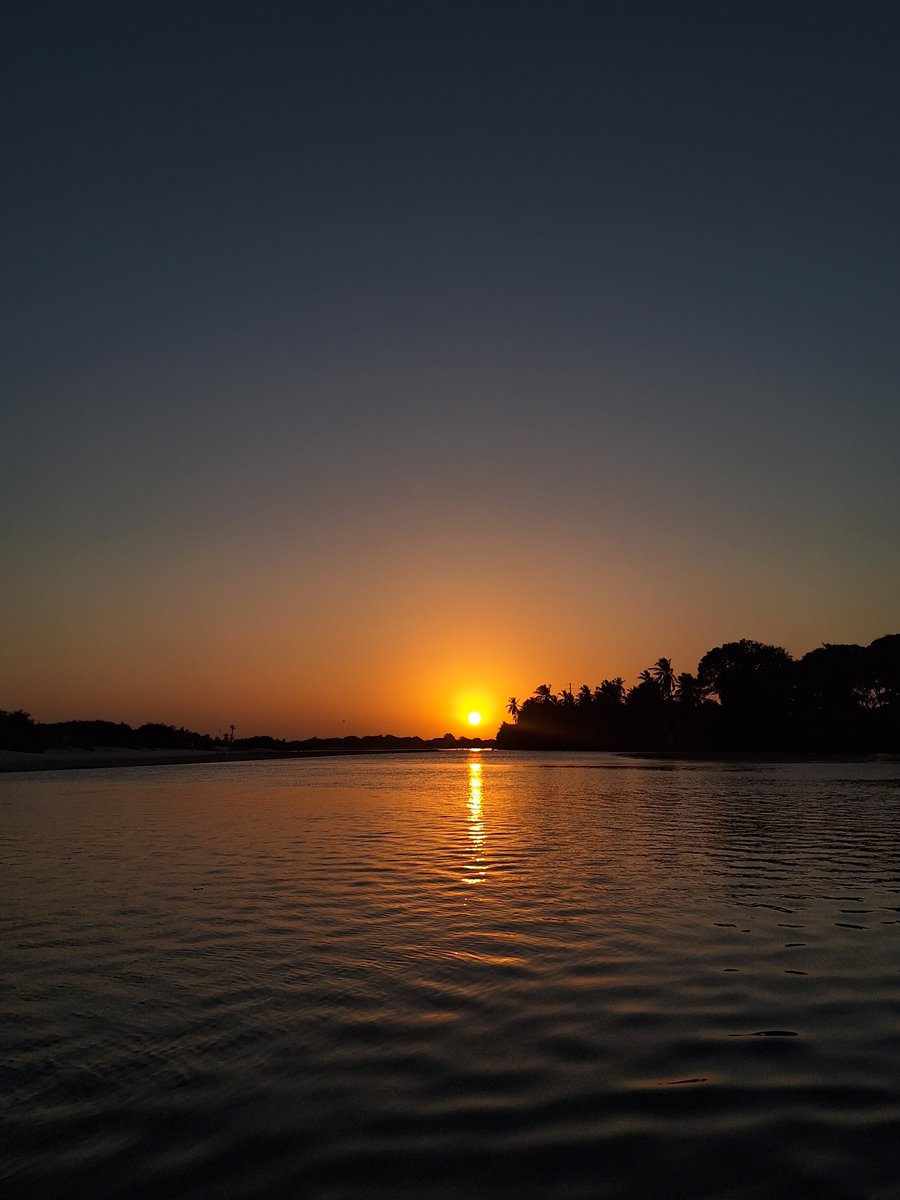 rayevwho's tweet photo. vai ter pretinha pesquisadora tomando banho de rio com o pôr do sol mais lindo no Maranhão https://t.co/96QJ8dHI4W
