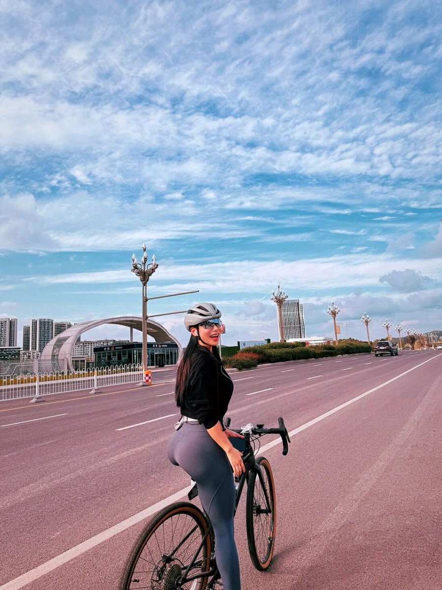 _TyreeJackson_'s tweet photo. Good rides, good views, and good company. 🚴‍♀️☀️
Life feels better when you have someone to share it with. 🌿
#Fitness #OutdoorLife #Cycling #HealthyLifestyle https://t.co/R6GSLt8Uo9