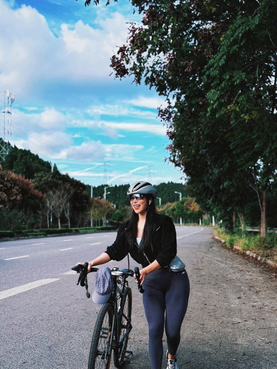 _TyreeJackson_'s tweet photo. Good rides, good views, and good company. 🚴‍♀️☀️
Life feels better when you have someone to share it with. 🌿
#Fitness #OutdoorLife #Cycling #HealthyLifestyle https://t.co/R6GSLt8Uo9