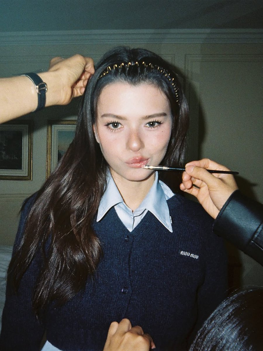 CineFocu's tweet photo. Becky Armstrong looks stunning getting ready for Miu Miu SS27! https://t.co/Px3p2203bz
