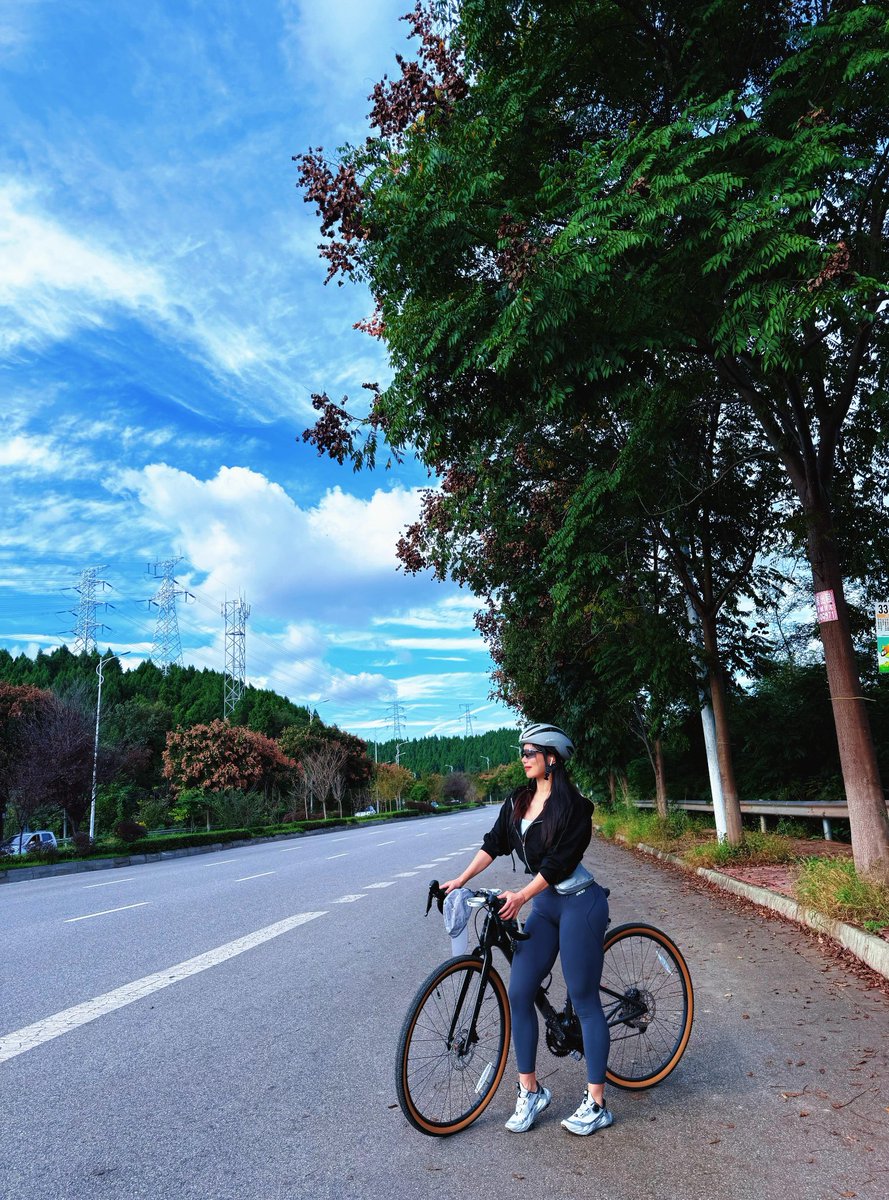 _TyreeJackson_'s tweet photo. Good rides, good views, and good company. 🚴‍♀️☀️
Life feels better when you have someone to share it with. 🌿
#Fitness #OutdoorLife #Cycling #HealthyLifestyle https://t.co/R6GSLt8Uo9