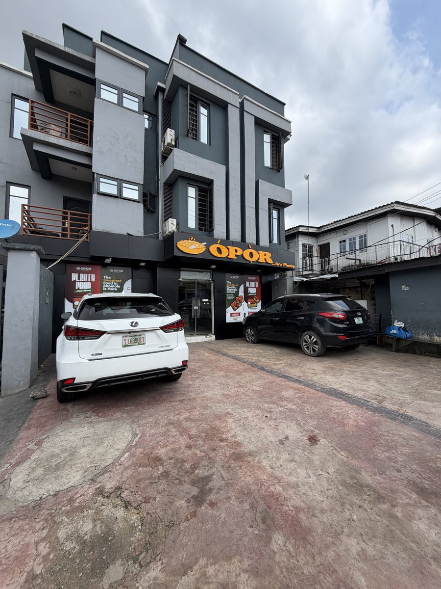 simp4rme's tweet photo. OPOR is really saving lives in Shomolu!!!…… wdym I get to have a plate of jollof, fried rice and chicken for just 2500😭
And the chicken is big https://t.co/N0P80e97tw