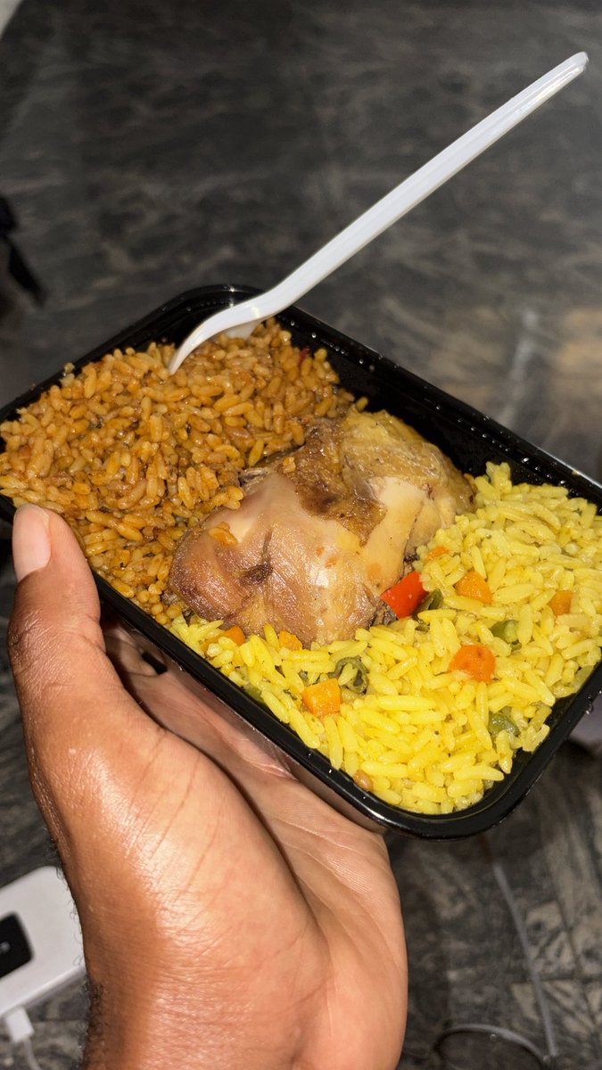 simp4rme's tweet photo. OPOR is really saving lives in Shomolu!!!…… wdym I get to have a plate of jollof, fried rice and chicken for just 2500😭
And the chicken is big https://t.co/N0P80e97tw