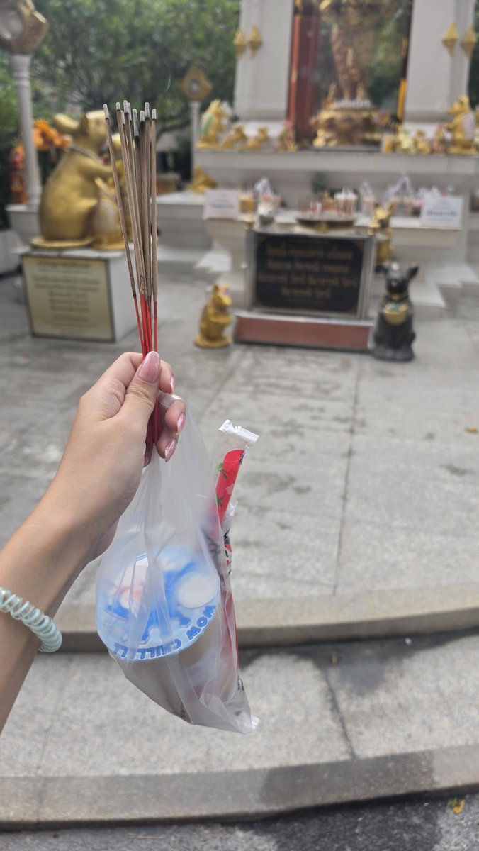 spat_94's tweet photo. แนะนำทริค ไหว้พระพิฆเนศ หน้า union mall แบบลงไซน์ 3 ใบถ้วน (แล้วแต่คน)

- มาถึง ซื้อชานมไข่มุก (เอาแบบที่เราชอบ)
- ลงไปไหว้พระพิฆเนศ จุดธูป 9 ดอก
- ท่องบทสวดตามป้าย
- เสริม โอม ศรี คเณศายะ นะมะฮา 3 จบ
- ขอพร บอกชื่อ นามสกุล เวลา ลงไซน์ ปิดกล่อง ประกาศไซน์ ชื่อศิลปิน ระบุให้ครบ (ต่อ) 
#GMMTVFANIVAL2026HappyFamily