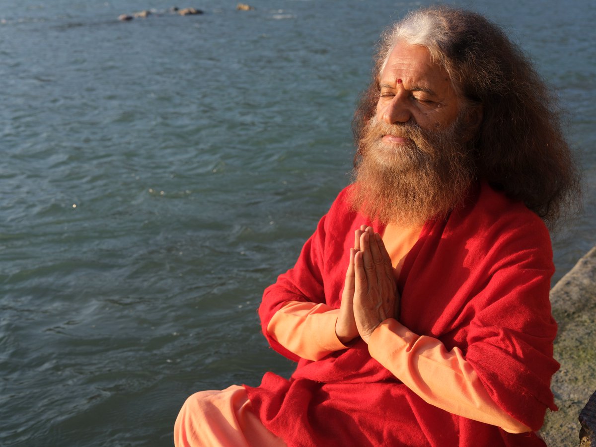 PujyaSwamiji's tweet photo. बरसाना धाम के संत-शिरोमणि, श्रीराधा रानी के परम कृपापात्र पूज्य श्री रमेश बाबा जी का एकादशी के पावन दिवस पर निकुंज गमन अत्यंत भावविह्वल कर देने वाला है.

वे ब्रज-भक्ति, संस्कृति और प्रकृति-संरक्षण के एक युगपुरुष थे। गहवर वन की रक्षा और ब्रजभूमि की सेवा के लिए उनका समर्पण सदैव प्रेरणा देता रहेगा.

श्रीराधा रानी के श्रीचरणों में विलीन इस दिव्य संत-विभूति को परमार्थ निकेतन @ParmarthNiketan  से कोटिशः नमन 🙏

राधे राधे! 🌸