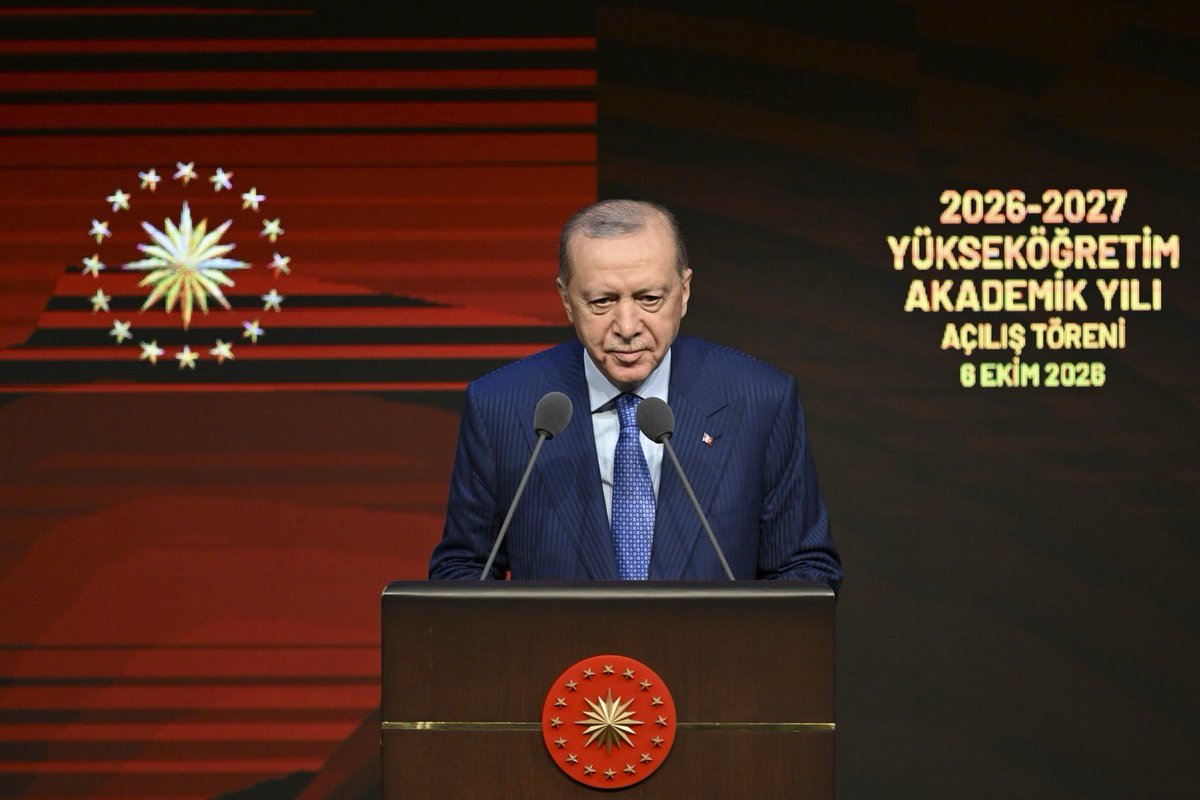 burhanduran's tweet photo. Cumhurbaşkanımız Sayın Recep Tayyip Erdoğan, 2026-2027 Akademik Yılı Açılış Töreni’nde yaptığı konuşmada, bilginin hızla değiştiği ve yapay zekânın hayatın her alanını dönüştürdüğü bir dönemde üniversitelerin üstlendiği sorumluluğa dikkat çekti. 

Üniversitelerin yalnızca mevcut bilginin aktarıldığı değil, yeni bilginin üretildiği, araştırmanın ve düşüncenin derinleştiği, toplumsal ve ekonomik gelişmeye katkı sunan merkezler olması gerektiğini belirten Cumhurbaşkanımız, akademinin asli gücünün insanı, merakı ve hakikati arama çabası olduğunu ifade etti.

Türkiye’nin köklü ilim ve medeniyet birikiminden güç alarak yükseköğretimde önemli adımlar attıklarını ifade eden Cumhurbaşkanımız, üniversite sayısının 76’dan 208’e, yurt sayısının 190’dan 877’ye, yatak kapasitesinin ise 182 binden 1 milyona yükseldiğini belirtti. 

Yükseköğretime erişimin toplumun bütün kesimleri için genişletildiğini söyleyen Cumhurbaşkanımız, bugün 6,3 milyon öğrenci, 208 üniversite ve 190 bin akademik personelle Türkiye’nin dünyanın en geniş yükseköğretim ailelerinden birine sahip olduğunu ifade etti. Uluslararası sıralamalarda 6 üniversitenin ilk 500’e girdiğini belirten Cumhurbaşkanımız, orta vadede en az 2 üniversitenin dünyanın ilk 100’ünde yer almasını hedeflediklerini açıkladı.

Akademinin asli görevinin yalnızca mevcut bilgiyi tekrar etmek değil, yeni fikirler, tezler, modeller ve teknik yenilikler ortaya koymak olduğunu belirten Cumhurbaşkanımız, üniversitelerin ekonomi ve toplumla bağlarını daha da güçlendirmeleri gerektiğini söyledi. 

Reel sektörün ihtiyaçlarıyla uyumlu bir yükseköğretim sistemi oluşturmanın önemine işaret eden Cumhurbaşkanımız, ilk etapta 7 ilde 185 mesleki ön lisans programında öğrenim gören 120 bin öğrenciyle işletmede mesleki eğitim modelini hayata geçireceklerini açıkladı.

Bu vesileyle, 2026-2027 Akademik Yılı’nın kıymetli akademisyenlerimiz, sevgili öğrencilerimiz ve değerli ailelerimiz için hayırlı olmasını temenni ediyorum.

Tüm akademik camiamıza, bilimsel üretimin, araştırmanın ve yenilikçi çalışmaların güçlendiği; gençlerimizin bilgi, yetenek ve hayallerini geliştirdiği verimli bir akademik yıl diliyorum.
