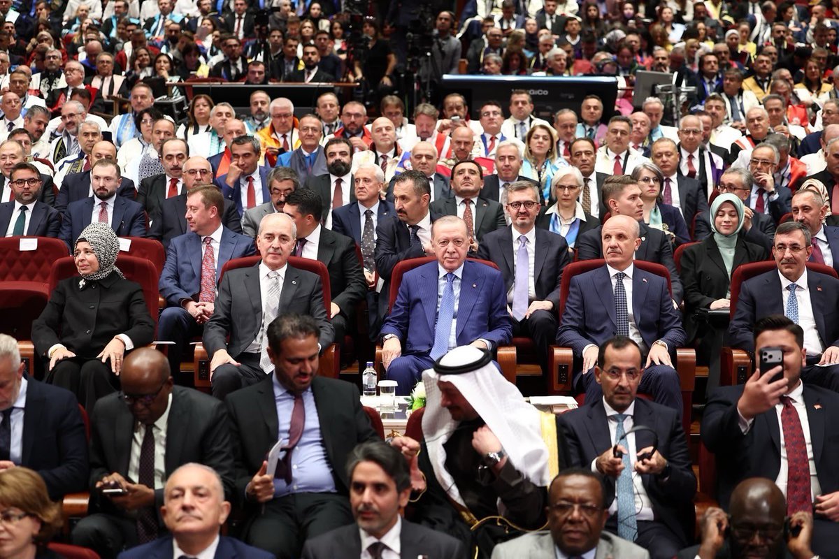 burhanduran's tweet photo. Cumhurbaşkanımız Sayın Recep Tayyip Erdoğan, 2026-2027 Akademik Yılı Açılış Töreni’nde yaptığı konuşmada, bilginin hızla değiştiği ve yapay zekânın hayatın her alanını dönüştürdüğü bir dönemde üniversitelerin üstlendiği sorumluluğa dikkat çekti. 

Üniversitelerin yalnızca mevcut bilginin aktarıldığı değil, yeni bilginin üretildiği, araştırmanın ve düşüncenin derinleştiği, toplumsal ve ekonomik gelişmeye katkı sunan merkezler olması gerektiğini belirten Cumhurbaşkanımız, akademinin asli gücünün insanı, merakı ve hakikati arama çabası olduğunu ifade etti.

Türkiye’nin köklü ilim ve medeniyet birikiminden güç alarak yükseköğretimde önemli adımlar attıklarını ifade eden Cumhurbaşkanımız, üniversite sayısının 76’dan 208’e, yurt sayısının 190’dan 877’ye, yatak kapasitesinin ise 182 binden 1 milyona yükseldiğini belirtti. 

Yükseköğretime erişimin toplumun bütün kesimleri için genişletildiğini söyleyen Cumhurbaşkanımız, bugün 6,3 milyon öğrenci, 208 üniversite ve 190 bin akademik personelle Türkiye’nin dünyanın en geniş yükseköğretim ailelerinden birine sahip olduğunu ifade etti. Uluslararası sıralamalarda 6 üniversitenin ilk 500’e girdiğini belirten Cumhurbaşkanımız, orta vadede en az 2 üniversitenin dünyanın ilk 100’ünde yer almasını hedeflediklerini açıkladı.

Akademinin asli görevinin yalnızca mevcut bilgiyi tekrar etmek değil, yeni fikirler, tezler, modeller ve teknik yenilikler ortaya koymak olduğunu belirten Cumhurbaşkanımız, üniversitelerin ekonomi ve toplumla bağlarını daha da güçlendirmeleri gerektiğini söyledi. 

Reel sektörün ihtiyaçlarıyla uyumlu bir yükseköğretim sistemi oluşturmanın önemine işaret eden Cumhurbaşkanımız, ilk etapta 7 ilde 185 mesleki ön lisans programında öğrenim gören 120 bin öğrenciyle işletmede mesleki eğitim modelini hayata geçireceklerini açıkladı.

Bu vesileyle, 2026-2027 Akademik Yılı’nın kıymetli akademisyenlerimiz, sevgili öğrencilerimiz ve değerli ailelerimiz için hayırlı olmasını temenni ediyorum.

Tüm akademik camiamıza, bilimsel üretimin, araştırmanın ve yenilikçi çalışmaların güçlendiği; gençlerimizin bilgi, yetenek ve hayallerini geliştirdiği verimli bir akademik yıl diliyorum.