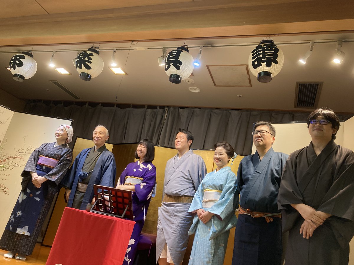 HayaBossun's tweet photo. 舞台で共演させていただいた土屋トシヒデさんが属されている「譚倶楽部」の公演に、一昨日行きました。

和室の中で座椅子に座ってゆったりしていると、語りが始まった瞬間から江戸時代に早変わり！
表情が役ごとに変わる一人語りも複数人での群読も別々の面白さがありました。楽しかった！

#譚倶楽部 https://t.co/8kE3ohWkFU