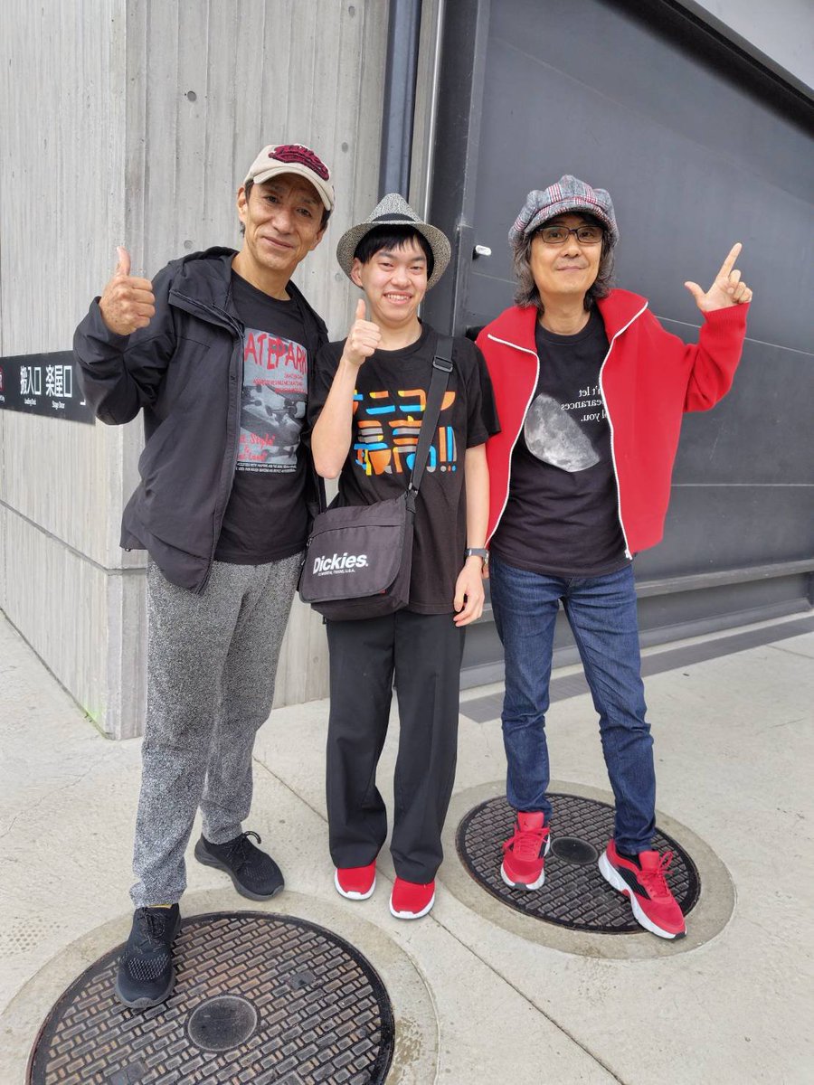Drums_Ryusei's tweet photo. 京都公演でもバンドさんの山原さんと塙さんと一緒にまた写真を撮ってもらいました🙌🙌🙌🙌😊
ありがとうございました😭😭😄
いろいろライブのことも話せて嬉しかったです！！！🎶🎵
音楽が好きで良かったです🩵
名古屋も楽しみです🔥🔥💃
#山原啓司　#塙一郎
#田原俊彦 https://t.co/1v0SJ51zZj