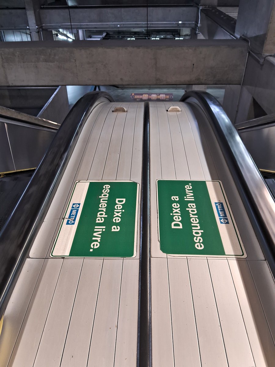 tpontoiruy's tweet photo. as pessoas não conseguem (o básico), deixar a esquerda livre no metrô. ceis acha q elas vão votar como? https://t.co/eE5M1f8ZXO