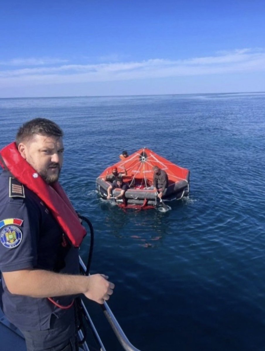 VictoriaBogdan0's tweet photo. Tocmai am văzut asta - vasul ROYAD MAMMADOV lovit de 2 drone în Marea Neagră, lângă România. Arde tot, e pe jumătate scufundat. 11 salvați, 2 morți. Doamne, ce se întâmplă...

#BlackSea #breaking #moldova https://t.co/yio3BGsDTz