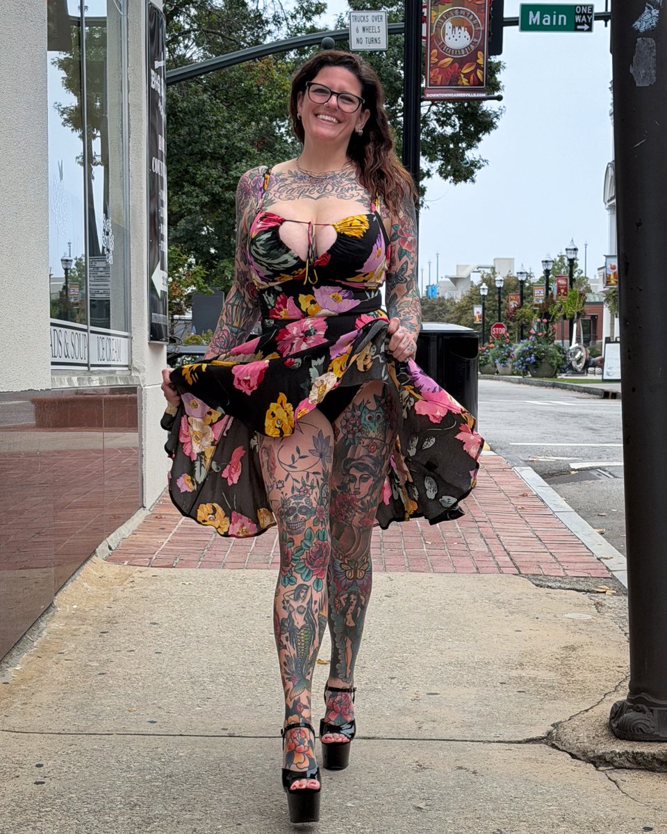 CarrieCapri's tweet photo. Making sure my dress and tattoos complement each other! https://t.co/bVBExUqZZQ