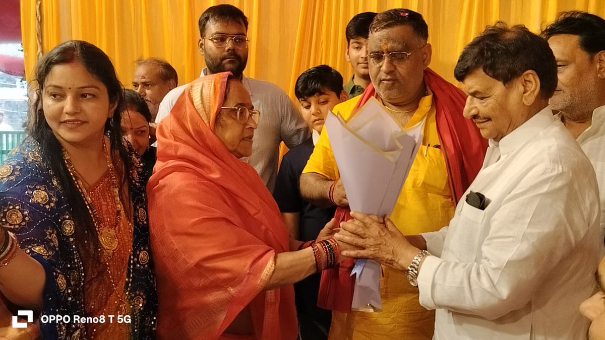 samajwadiparty's tweet photo. समाजवादी पार्टी, उत्तर प्रदेश
19, विक्रमादित्य मार्ग, लखनऊ
    प्रकाशन/प्रसारण हेतु-    दिनांकः 06.10.2026  
    कन्नौज सदर क्षेत्र के कुतलूपुर स्थित सपा नेता जय कुमार तिवारी ‘बउअन  के आवास पर चल रही श्रीमद्भागवत कथा में समाजवादी पार्टी के राष्ट्रीय महासचिव, पूर्व मंत्री श्री शिवपाल सिंह यादव शामिल हुए। उनके पहुंचने पर सपा जिलाध्यक्ष सहित पार्टी के कई वरिष्ठ नेताओं और कार्यकर्ताओं ने माला पहनाकर उनका जोरदार स्वागत किया।
    भागवत कथा में शामिल होने के बाद श्री शिवपाल सिंह यादव ने पत्रकारों से बातचीत की और विभिन्न राजनीतिक मुद्दों पर भाजपा पर जमकर निशाना साधा। उन्होंने आरोप लगाया कि भाजपा चुनाव जीतने के लिए वोट की चोरी करती है और चुनाव प्रक्रिया को प्रभावित करने का प्रयास करती है।
    राज्यसभा चुनाव में भाजपा द्वारा दो प्रत्याशी उतारे जाने के सवाल पर श्री शिवपाल यादव ने कहा कि समाजवादी पार्टी किसी से डरी हुई नहीं है। उन्होंने कहा कि सभी जानते हैं कि भाजपा वोट की चोरी करती है। उन्होंने तंज कसते हुए कहा कि भाजपा वोट की चोरी के साथ-साथ भगवान के चढ़ावे का चंदा भी चोरी करती है।
ग्राम पंचायत चुनाव टाले जाने के सवाल पर सपा नेता ने कहा कि बेईमानी के चक्कर में चुनाव टाले जा रहे हैं। उन्होंने कहा कि चुनाव निर्धारित समय पर होने चाहिए और इसमें किसी तरह की देरी नहीं होनी चाहिए।
    आगामी विधानसभा चुनाव में सपा के चेहरे को लेकर पूछे गए सवाल पर श्री शिवपाल यादव ने स्पष्ट कहा कि श्री अखिलेश यादव उनके नेता हैं और विधानसभा चुनाव श्री अखिलेश यादव के चेहरे पर ही लड़ा जाएगा।
बसपा की चुनौती के सवाल पर उन्होंने कहा कि अब बसपा का अस्तित्व खत्म हो चुका है। उन्होंने दावा किया कि बसपा टूट चुकी है और भाजपा के इशारे पर काम कर रही है। श्री शिवपाल यादव ने कहा कि भाजपा जो कहेगी, बसपा वही करेगी।
    चुनाव आयोग को लेकर भी शिवपाल यादव ने सवाल उठाए। उन्होंने कहा कि जनता अब सड़कों पर है और चुनाव ईमानदारी एवं निष्पक्ष तरीके से कराए जाने चाहिए। उन्होंने चुनाव प्रक्रिया में पारदर्शिता की आवश्यकता पर जोर दिया।
    वहीं आगामी विधानसभा चुनाव में गठबंधन को लेकर उन्होंने कहा कि इंडिया गठबंधन मिलकर चुनाव लड़ेगा। सीटों के बंटवारे का फैसला राष्ट्रीय नेतृत्व द्वारा किया जाएगा।
    श्रीमद्भागवत कथा में शामिल होने के सवाल पर श्री शिवपाल यादव ने कहा कि उनका परिवार हमेशा से धार्मिक आयोजनों में आस्था के साथ बढ़-चढ़कर हिस्सा लेता रहा है। धार्मिक आयोजनों में शामिल होना उनके परिवार की परंपरा रही है।
    इस दौरान सपा जिलाध्यक्ष कलीम खान, पूर्व विधायक कल्याण सिंह दोहरे, पूर्व विधायक ताहिर हुसैन सिद्दीकी, पूर्व विधायक अरविन्द सिंह यादव, ओम प्रकाश तिवारी, प्रदेश सचिव बंटी शर्मा, सपा नेता हुकुम सिंह यादव, सयुस प्रदेश उपाध्यक्ष हसीब हसन, कुक्कू चौहान, प्रदेश सचिव आकाश शाक्य, शशिमा सिंह दोहरे, राजेंद्र सिंह यादव पूर्व ब्लॉक प्रमुख, गणेश द्वीवेदी पूर्व प्रधान, राजेश यादव पूर्व जिला पंचायत सदस्य, अशोक तिवारी,संतोष तिवारी,विजय कुमार तिवारी, सोनू यादव पूर्व ब्लॉक प्रमुख, सपा नेता विवेक पाल, शिब्बू तिवारी, योगेश शर्मा जिलाध्यक्ष छात्रसभा, पिन्टू यादव, टिंकू पाल, नितिन यादव, अजय कश्यप, कल्लू पाल, तुफैल अहमद, वसीम हसन लल्ला, अर्पित शुक्ला, आशीष यादव राष्ट्रीय सदस्य सलोवा, रोहित यादव प्रदेश सचिव सयुस, रवि चौवे, संजीव यादव, संतोष यादव, शिल्पी यादव, आसिफ हुसैन सभासद, संत शरण तिवारी, राम गोपाल तिवारी, बृजेश तिवारी, रामशंकर मिश्रा, मनोज तिवारी, दीपक तिवारी, चंद्रपाल राठौर, अतुल कुमार मिश्रा, शेखर गिहार, रामसुरेश तिवारी, रामसर्वेश तिवारी, रोहित तिवारी, शिवांशु तिवारी, सुरजीत तिवारी, अंकित दुबे, दिनेश तिवारी, महेश तिवारी, गोविन्द अवस्थी, रवि यादव, नावेद सभासद, अतुल यादब, मसूद अहमद भुट्टो, दीपक नेता, सद्दाम साबरी, मो. दानिश, आशीष यादव बी.डी.सी, गुफरान अहमद, समेत पार्टी के कई वरिष्ठ नेता, पदाधिकारी और कार्यकर्ता मौजूद रहे।
            (राजेन्द्र चौधरी)
             मुख्य प्रवक्ता