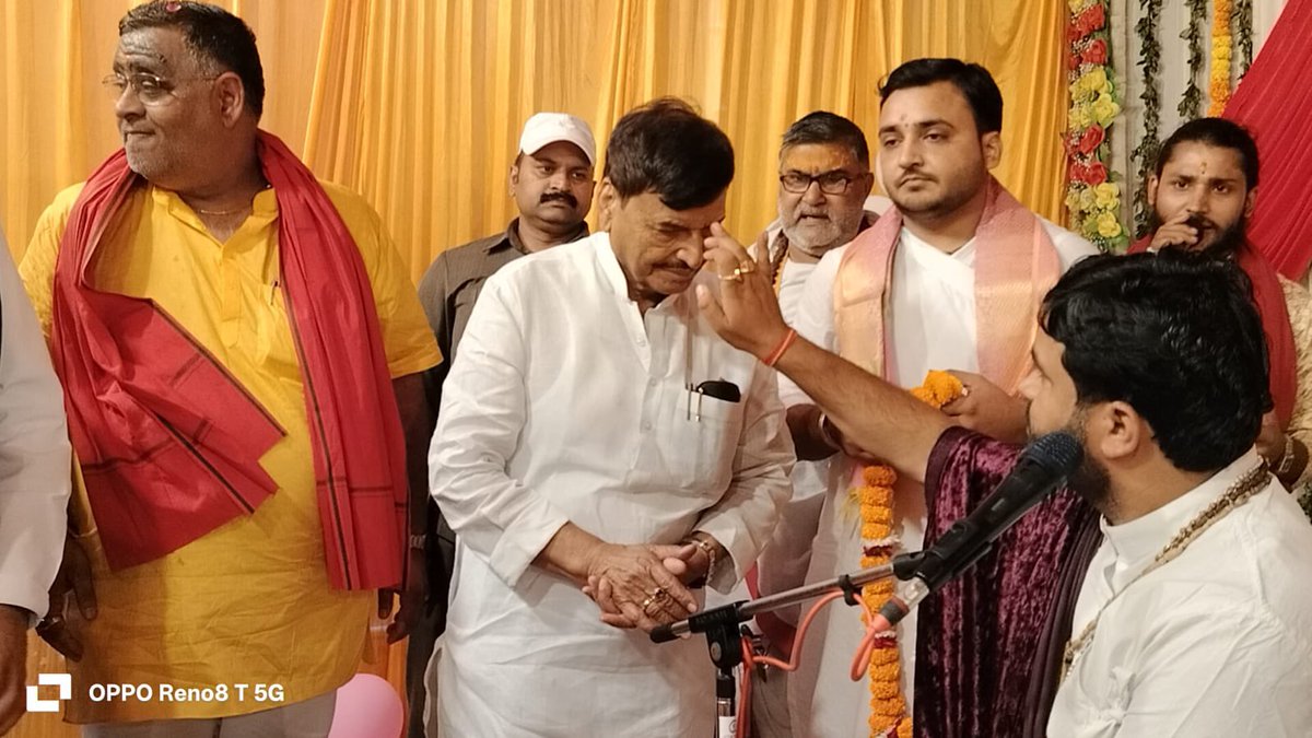 samajwadiparty's tweet photo. समाजवादी पार्टी, उत्तर प्रदेश
19, विक्रमादित्य मार्ग, लखनऊ
    प्रकाशन/प्रसारण हेतु-    दिनांकः 06.10.2026  
    कन्नौज सदर क्षेत्र के कुतलूपुर स्थित सपा नेता जय कुमार तिवारी ‘बउअन  के आवास पर चल रही श्रीमद्भागवत कथा में समाजवादी पार्टी के राष्ट्रीय महासचिव, पूर्व मंत्री श्री शिवपाल सिंह यादव शामिल हुए। उनके पहुंचने पर सपा जिलाध्यक्ष सहित पार्टी के कई वरिष्ठ नेताओं और कार्यकर्ताओं ने माला पहनाकर उनका जोरदार स्वागत किया।
    भागवत कथा में शामिल होने के बाद श्री शिवपाल सिंह यादव ने पत्रकारों से बातचीत की और विभिन्न राजनीतिक मुद्दों पर भाजपा पर जमकर निशाना साधा। उन्होंने आरोप लगाया कि भाजपा चुनाव जीतने के लिए वोट की चोरी करती है और चुनाव प्रक्रिया को प्रभावित करने का प्रयास करती है।
    राज्यसभा चुनाव में भाजपा द्वारा दो प्रत्याशी उतारे जाने के सवाल पर श्री शिवपाल यादव ने कहा कि समाजवादी पार्टी किसी से डरी हुई नहीं है। उन्होंने कहा कि सभी जानते हैं कि भाजपा वोट की चोरी करती है। उन्होंने तंज कसते हुए कहा कि भाजपा वोट की चोरी के साथ-साथ भगवान के चढ़ावे का चंदा भी चोरी करती है।
ग्राम पंचायत चुनाव टाले जाने के सवाल पर सपा नेता ने कहा कि बेईमानी के चक्कर में चुनाव टाले जा रहे हैं। उन्होंने कहा कि चुनाव निर्धारित समय पर होने चाहिए और इसमें किसी तरह की देरी नहीं होनी चाहिए।
    आगामी विधानसभा चुनाव में सपा के चेहरे को लेकर पूछे गए सवाल पर श्री शिवपाल यादव ने स्पष्ट कहा कि श्री अखिलेश यादव उनके नेता हैं और विधानसभा चुनाव श्री अखिलेश यादव के चेहरे पर ही लड़ा जाएगा।
बसपा की चुनौती के सवाल पर उन्होंने कहा कि अब बसपा का अस्तित्व खत्म हो चुका है। उन्होंने दावा किया कि बसपा टूट चुकी है और भाजपा के इशारे पर काम कर रही है। श्री शिवपाल यादव ने कहा कि भाजपा जो कहेगी, बसपा वही करेगी।
    चुनाव आयोग को लेकर भी शिवपाल यादव ने सवाल उठाए। उन्होंने कहा कि जनता अब सड़कों पर है और चुनाव ईमानदारी एवं निष्पक्ष तरीके से कराए जाने चाहिए। उन्होंने चुनाव प्रक्रिया में पारदर्शिता की आवश्यकता पर जोर दिया।
    वहीं आगामी विधानसभा चुनाव में गठबंधन को लेकर उन्होंने कहा कि इंडिया गठबंधन मिलकर चुनाव लड़ेगा। सीटों के बंटवारे का फैसला राष्ट्रीय नेतृत्व द्वारा किया जाएगा।
    श्रीमद्भागवत कथा में शामिल होने के सवाल पर श्री शिवपाल यादव ने कहा कि उनका परिवार हमेशा से धार्मिक आयोजनों में आस्था के साथ बढ़-चढ़कर हिस्सा लेता रहा है। धार्मिक आयोजनों में शामिल होना उनके परिवार की परंपरा रही है।
    इस दौरान सपा जिलाध्यक्ष कलीम खान, पूर्व विधायक कल्याण सिंह दोहरे, पूर्व विधायक ताहिर हुसैन सिद्दीकी, पूर्व विधायक अरविन्द सिंह यादव, ओम प्रकाश तिवारी, प्रदेश सचिव बंटी शर्मा, सपा नेता हुकुम सिंह यादव, सयुस प्रदेश उपाध्यक्ष हसीब हसन, कुक्कू चौहान, प्रदेश सचिव आकाश शाक्य, शशिमा सिंह दोहरे, राजेंद्र सिंह यादव पूर्व ब्लॉक प्रमुख, गणेश द्वीवेदी पूर्व प्रधान, राजेश यादव पूर्व जिला पंचायत सदस्य, अशोक तिवारी,संतोष तिवारी,विजय कुमार तिवारी, सोनू यादव पूर्व ब्लॉक प्रमुख, सपा नेता विवेक पाल, शिब्बू तिवारी, योगेश शर्मा जिलाध्यक्ष छात्रसभा, पिन्टू यादव, टिंकू पाल, नितिन यादव, अजय कश्यप, कल्लू पाल, तुफैल अहमद, वसीम हसन लल्ला, अर्पित शुक्ला, आशीष यादव राष्ट्रीय सदस्य सलोवा, रोहित यादव प्रदेश सचिव सयुस, रवि चौवे, संजीव यादव, संतोष यादव, शिल्पी यादव, आसिफ हुसैन सभासद, संत शरण तिवारी, राम गोपाल तिवारी, बृजेश तिवारी, रामशंकर मिश्रा, मनोज तिवारी, दीपक तिवारी, चंद्रपाल राठौर, अतुल कुमार मिश्रा, शेखर गिहार, रामसुरेश तिवारी, रामसर्वेश तिवारी, रोहित तिवारी, शिवांशु तिवारी, सुरजीत तिवारी, अंकित दुबे, दिनेश तिवारी, महेश तिवारी, गोविन्द अवस्थी, रवि यादव, नावेद सभासद, अतुल यादब, मसूद अहमद भुट्टो, दीपक नेता, सद्दाम साबरी, मो. दानिश, आशीष यादव बी.डी.सी, गुफरान अहमद, समेत पार्टी के कई वरिष्ठ नेता, पदाधिकारी और कार्यकर्ता मौजूद रहे।
            (राजेन्द्र चौधरी)
             मुख्य प्रवक्ता