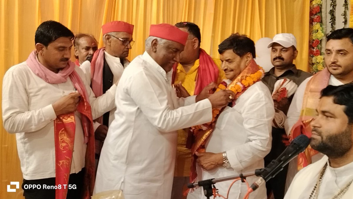 samajwadiparty's tweet photo. समाजवादी पार्टी, उत्तर प्रदेश
19, विक्रमादित्य मार्ग, लखनऊ
    प्रकाशन/प्रसारण हेतु-    दिनांकः 06.10.2026  
    कन्नौज सदर क्षेत्र के कुतलूपुर स्थित सपा नेता जय कुमार तिवारी ‘बउअन  के आवास पर चल रही श्रीमद्भागवत कथा में समाजवादी पार्टी के राष्ट्रीय महासचिव, पूर्व मंत्री श्री शिवपाल सिंह यादव शामिल हुए। उनके पहुंचने पर सपा जिलाध्यक्ष सहित पार्टी के कई वरिष्ठ नेताओं और कार्यकर्ताओं ने माला पहनाकर उनका जोरदार स्वागत किया।
    भागवत कथा में शामिल होने के बाद श्री शिवपाल सिंह यादव ने पत्रकारों से बातचीत की और विभिन्न राजनीतिक मुद्दों पर भाजपा पर जमकर निशाना साधा। उन्होंने आरोप लगाया कि भाजपा चुनाव जीतने के लिए वोट की चोरी करती है और चुनाव प्रक्रिया को प्रभावित करने का प्रयास करती है।
    राज्यसभा चुनाव में भाजपा द्वारा दो प्रत्याशी उतारे जाने के सवाल पर श्री शिवपाल यादव ने कहा कि समाजवादी पार्टी किसी से डरी हुई नहीं है। उन्होंने कहा कि सभी जानते हैं कि भाजपा वोट की चोरी करती है। उन्होंने तंज कसते हुए कहा कि भाजपा वोट की चोरी के साथ-साथ भगवान के चढ़ावे का चंदा भी चोरी करती है।
ग्राम पंचायत चुनाव टाले जाने के सवाल पर सपा नेता ने कहा कि बेईमानी के चक्कर में चुनाव टाले जा रहे हैं। उन्होंने कहा कि चुनाव निर्धारित समय पर होने चाहिए और इसमें किसी तरह की देरी नहीं होनी चाहिए।
    आगामी विधानसभा चुनाव में सपा के चेहरे को लेकर पूछे गए सवाल पर श्री शिवपाल यादव ने स्पष्ट कहा कि श्री अखिलेश यादव उनके नेता हैं और विधानसभा चुनाव श्री अखिलेश यादव के चेहरे पर ही लड़ा जाएगा।
बसपा की चुनौती के सवाल पर उन्होंने कहा कि अब बसपा का अस्तित्व खत्म हो चुका है। उन्होंने दावा किया कि बसपा टूट चुकी है और भाजपा के इशारे पर काम कर रही है। श्री शिवपाल यादव ने कहा कि भाजपा जो कहेगी, बसपा वही करेगी।
    चुनाव आयोग को लेकर भी शिवपाल यादव ने सवाल उठाए। उन्होंने कहा कि जनता अब सड़कों पर है और चुनाव ईमानदारी एवं निष्पक्ष तरीके से कराए जाने चाहिए। उन्होंने चुनाव प्रक्रिया में पारदर्शिता की आवश्यकता पर जोर दिया।
    वहीं आगामी विधानसभा चुनाव में गठबंधन को लेकर उन्होंने कहा कि इंडिया गठबंधन मिलकर चुनाव लड़ेगा। सीटों के बंटवारे का फैसला राष्ट्रीय नेतृत्व द्वारा किया जाएगा।
    श्रीमद्भागवत कथा में शामिल होने के सवाल पर श्री शिवपाल यादव ने कहा कि उनका परिवार हमेशा से धार्मिक आयोजनों में आस्था के साथ बढ़-चढ़कर हिस्सा लेता रहा है। धार्मिक आयोजनों में शामिल होना उनके परिवार की परंपरा रही है।
    इस दौरान सपा जिलाध्यक्ष कलीम खान, पूर्व विधायक कल्याण सिंह दोहरे, पूर्व विधायक ताहिर हुसैन सिद्दीकी, पूर्व विधायक अरविन्द सिंह यादव, ओम प्रकाश तिवारी, प्रदेश सचिव बंटी शर्मा, सपा नेता हुकुम सिंह यादव, सयुस प्रदेश उपाध्यक्ष हसीब हसन, कुक्कू चौहान, प्रदेश सचिव आकाश शाक्य, शशिमा सिंह दोहरे, राजेंद्र सिंह यादव पूर्व ब्लॉक प्रमुख, गणेश द्वीवेदी पूर्व प्रधान, राजेश यादव पूर्व जिला पंचायत सदस्य, अशोक तिवारी,संतोष तिवारी,विजय कुमार तिवारी, सोनू यादव पूर्व ब्लॉक प्रमुख, सपा नेता विवेक पाल, शिब्बू तिवारी, योगेश शर्मा जिलाध्यक्ष छात्रसभा, पिन्टू यादव, टिंकू पाल, नितिन यादव, अजय कश्यप, कल्लू पाल, तुफैल अहमद, वसीम हसन लल्ला, अर्पित शुक्ला, आशीष यादव राष्ट्रीय सदस्य सलोवा, रोहित यादव प्रदेश सचिव सयुस, रवि चौवे, संजीव यादव, संतोष यादव, शिल्पी यादव, आसिफ हुसैन सभासद, संत शरण तिवारी, राम गोपाल तिवारी, बृजेश तिवारी, रामशंकर मिश्रा, मनोज तिवारी, दीपक तिवारी, चंद्रपाल राठौर, अतुल कुमार मिश्रा, शेखर गिहार, रामसुरेश तिवारी, रामसर्वेश तिवारी, रोहित तिवारी, शिवांशु तिवारी, सुरजीत तिवारी, अंकित दुबे, दिनेश तिवारी, महेश तिवारी, गोविन्द अवस्थी, रवि यादव, नावेद सभासद, अतुल यादब, मसूद अहमद भुट्टो, दीपक नेता, सद्दाम साबरी, मो. दानिश, आशीष यादव बी.डी.सी, गुफरान अहमद, समेत पार्टी के कई वरिष्ठ नेता, पदाधिकारी और कार्यकर्ता मौजूद रहे।
            (राजेन्द्र चौधरी)
             मुख्य प्रवक्ता