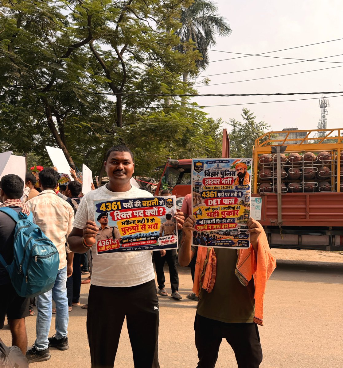 imrowdy_rathore's tweet photo. मैंने जिंदगी में बहुत सारे प्रोटेस्ट देखे हैं, लेकिन ऐसा शांतिपूर्ण और अनोखा प्रोटेस्ट शायद पहली बार देख रही हूँ। 

ये छात्र किसी से लड़ नहीं रहे, किसी के खिलाफ नारेबाजी नहीं कर रहे। बस बहुत शांति और प्यार से अपनी जायज़ मांग सरकार तक पहुँचाना चाहते हैं।

मेरा मानना है कि माननीय मुख्यमंत्री श्री सम्राट चौधरी जी को एक बार इन छात्रों से जरूर बात करनी चाहिए और उनकी बात सुननी चाहिए। इनकी मांग पर सकारात्मक विचार होना चाहिए।

आखिर ये हमारे ही बिहार के युवा हैं। कुछ हजार भर्तियाँ भी अगर होती हैं, तो बेरोजगारी कम करने की दिशा में एक छोटा लेकिन महत्वपूर्ण कदम होगा।

जिस सम्मान और उम्मीद के साथ ये छात्र सम्राट चौधरी जी से संवाद करना चाहते हैं, उस उम्मीद को टूटने नहीं देना चाहिए।

कभी-कभी सरकार का एक संवाद किसी युवा की पूरी उम्मीद बचा सकता है। 🙏❤️

बिहार पुलिस ड्राइवर भर्ती प्रोटेस्ट
#StudentsProtest