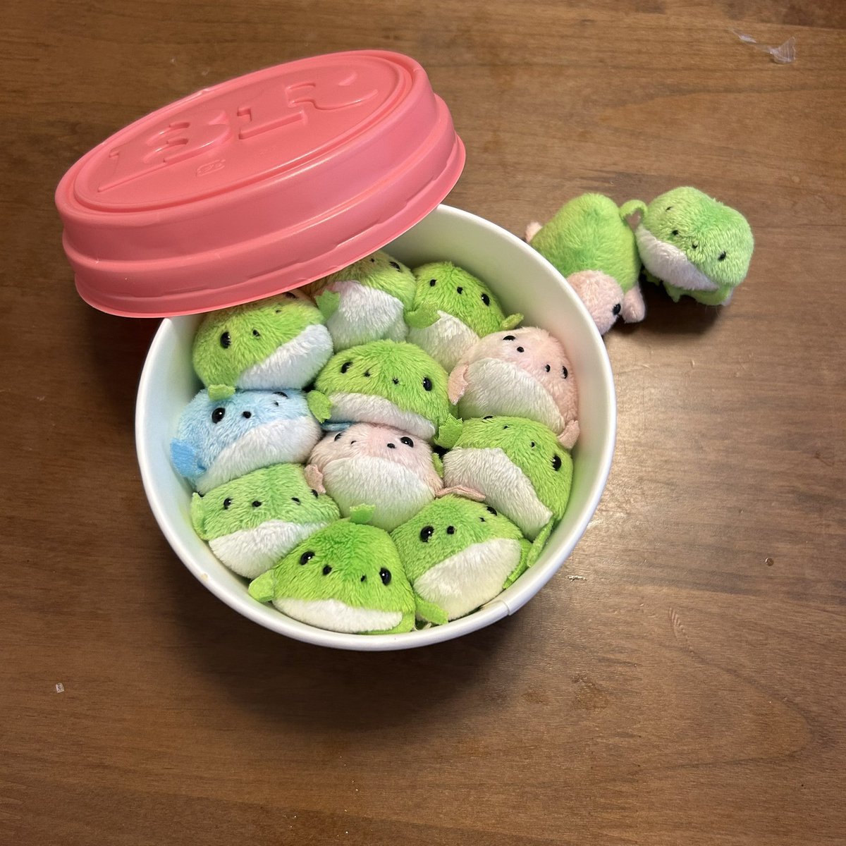 auuz1yed's tweet photo. 夫がサーティワン原神コラボの最終日に🍨買ってきてくれたの🍨♡
ありがとう大好き😘
原神キャラの容器かわいすぎて滅❣️❣️
早速🍨✨いただきま〜〜〜

…………………は❓ https://t.co/ICJ2U8DeD0