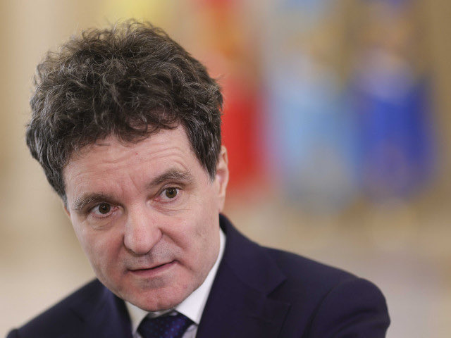 Galadriell__'s tweet photo. 🇷🇴 Roumanie 

154 jours sans gouvernement, quatre Premiers ministres désignés et une Roumanie bloquée. Nicușor Dan doit être suspendu de ses fonctions !

Le leader d’AUR (l’Alliance pour l’Union des Roumains) George Simion, a lancé un nouvel appel aux sociaux-démocrates en faveur de la suspension de Nicușor Dan de ses fonctions. Simion annonce que mardi 6 octobre, il remettra aux parlementaires du PSD un tableau de signatures.

« Nicușor Dan doit être suspendu ! Aujourd’hui, j’offre à tous les parlementaires du PSD le tableau de signatures. Écrivez-leur aussi pour qu’ils signent et que nous débloquions le pays ! »