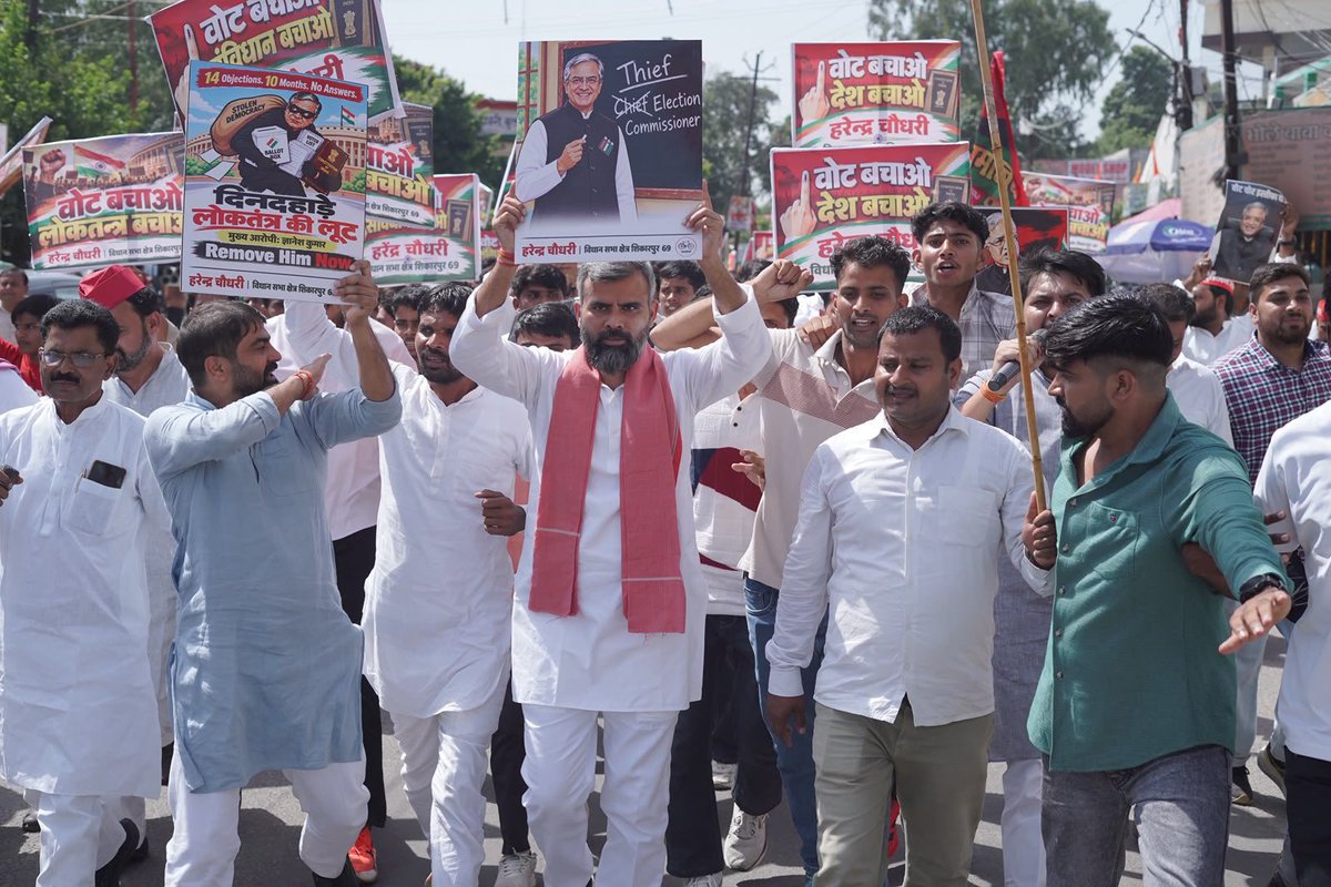 samajwadiparty's tweet photo. समाजवादी पार्टी, उत्तर प्रदेश
19, विक्रमादित्य मार्ग, लखनऊ
    प्रकाशन/प्रसारण हेतु-    दिनांकः 06.10.2026  
    समाजवादी पार्टी के राष्ट्रीय अध्यक्ष एवं पूर्व मुख्यमंत्री श्री अखिलेश यादव के निर्देश पर ‘वोट बचाओ-देश बचाओ‘-लोकतंत्र बचाओ अभियान के तहत धरना-प्रदर्शन कर बुलंदशहर के जिला मुख्यालय और विभिन्न क्षेत्रों में पैदल मार्च किया गया। समाजवादी पार्टी के प्रमुख नेताओं ने कहा कि निर्वाचन प्रक्रिया में गंभीर गड़बड़ी की गई है। बुलंदशहर जनपद के शिकारपुर विधानसभा सहित सभी विधानसभा सीटों पर बड़ी संख्या में वैध मतदाताओं के नाम मतदाता सूची से काट दिए गए हैं। 
    सपा कार्यकर्ताओं और पदाधिकारियों ने इसे ‘वोट चोरी‘ बताते हुए मुख्य निर्वाचन आयुक्त को तत्काल पद से हटाने और उनके खिलाफ कार्रवाई करने की मांग की है। 
    समाजवादी पार्टी के जिलाध्यक्ष मतलूब अली, श्री हरेन्द्र चौधरी सहित अन्य बड़ी संख्या में नेताओं एवं कार्यकर्ताओं ने धरना-प्रदर्शन कर चेतावनी दी है कि जब तक इस प्रक्रिया में सुधार और मुख्य निर्वाचन आयुक्त का इस्तीफा नहीं होता, उनका यह लोकतांत्रिक आंदोलन लगातार जारी रहेगा।
            (राजेन्द्र चौधरी)
             मुख्य प्रवक्ता