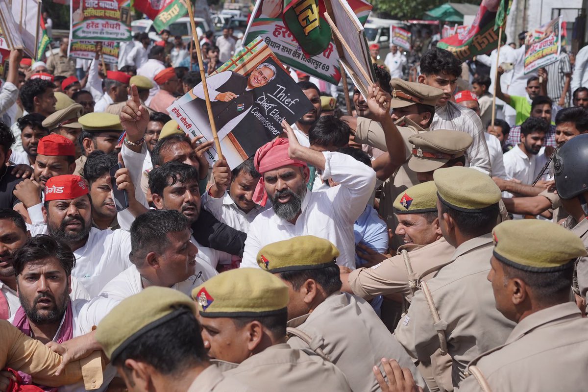 samajwadiparty's tweet photo. समाजवादी पार्टी, उत्तर प्रदेश
19, विक्रमादित्य मार्ग, लखनऊ
    प्रकाशन/प्रसारण हेतु-    दिनांकः 06.10.2026  
    समाजवादी पार्टी के राष्ट्रीय अध्यक्ष एवं पूर्व मुख्यमंत्री श्री अखिलेश यादव के निर्देश पर ‘वोट बचाओ-देश बचाओ‘-लोकतंत्र बचाओ अभियान के तहत धरना-प्रदर्शन कर बुलंदशहर के जिला मुख्यालय और विभिन्न क्षेत्रों में पैदल मार्च किया गया। समाजवादी पार्टी के प्रमुख नेताओं ने कहा कि निर्वाचन प्रक्रिया में गंभीर गड़बड़ी की गई है। बुलंदशहर जनपद के शिकारपुर विधानसभा सहित सभी विधानसभा सीटों पर बड़ी संख्या में वैध मतदाताओं के नाम मतदाता सूची से काट दिए गए हैं। 
    सपा कार्यकर्ताओं और पदाधिकारियों ने इसे ‘वोट चोरी‘ बताते हुए मुख्य निर्वाचन आयुक्त को तत्काल पद से हटाने और उनके खिलाफ कार्रवाई करने की मांग की है। 
    समाजवादी पार्टी के जिलाध्यक्ष मतलूब अली, श्री हरेन्द्र चौधरी सहित अन्य बड़ी संख्या में नेताओं एवं कार्यकर्ताओं ने धरना-प्रदर्शन कर चेतावनी दी है कि जब तक इस प्रक्रिया में सुधार और मुख्य निर्वाचन आयुक्त का इस्तीफा नहीं होता, उनका यह लोकतांत्रिक आंदोलन लगातार जारी रहेगा।
            (राजेन्द्र चौधरी)
             मुख्य प्रवक्ता