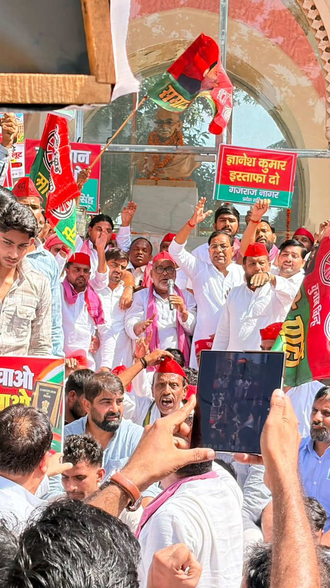 samajwadiparty's tweet photo. समाजवादी पार्टी, उत्तर प्रदेश
19, विक्रमादित्य मार्ग, लखनऊ
    प्रकाशन/प्रसारण हेतु-    दिनांकः 06.10.2026  
    समाजवादी पार्टी के राष्ट्रीय अध्यक्ष एवं पूर्व मुख्यमंत्री श्री अखिलेश यादव के निर्देश पर ‘वोट बचाओ-देश बचाओ‘-लोकतंत्र बचाओ अभियान के तहत धरना-प्रदर्शन कर बुलंदशहर के जिला मुख्यालय और विभिन्न क्षेत्रों में पैदल मार्च किया गया। समाजवादी पार्टी के प्रमुख नेताओं ने कहा कि निर्वाचन प्रक्रिया में गंभीर गड़बड़ी की गई है। बुलंदशहर जनपद के शिकारपुर विधानसभा सहित सभी विधानसभा सीटों पर बड़ी संख्या में वैध मतदाताओं के नाम मतदाता सूची से काट दिए गए हैं। 
    सपा कार्यकर्ताओं और पदाधिकारियों ने इसे ‘वोट चोरी‘ बताते हुए मुख्य निर्वाचन आयुक्त को तत्काल पद से हटाने और उनके खिलाफ कार्रवाई करने की मांग की है। 
    समाजवादी पार्टी के जिलाध्यक्ष मतलूब अली, श्री हरेन्द्र चौधरी सहित अन्य बड़ी संख्या में नेताओं एवं कार्यकर्ताओं ने धरना-प्रदर्शन कर चेतावनी दी है कि जब तक इस प्रक्रिया में सुधार और मुख्य निर्वाचन आयुक्त का इस्तीफा नहीं होता, उनका यह लोकतांत्रिक आंदोलन लगातार जारी रहेगा।
            (राजेन्द्र चौधरी)
             मुख्य प्रवक्ता