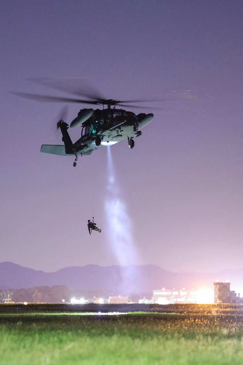 Hamamatsu_ABA's tweet photo. エアーパーク夜間開館最終日。
今日はロクマルメインで撮影を🚁
中々暗くて設定をあーだこーだ(笑)
かえながら撮影できて良かった😆
１枚目　訓練中
２枚目　訓練動画
３枚目　必殺斜め流し(笑)
星も綺麗に流れてくれた☺
４枚目訓練終えて戻る瞬間
#浜松基地　#トワイライト https://t.co/G1BRmLR9mw