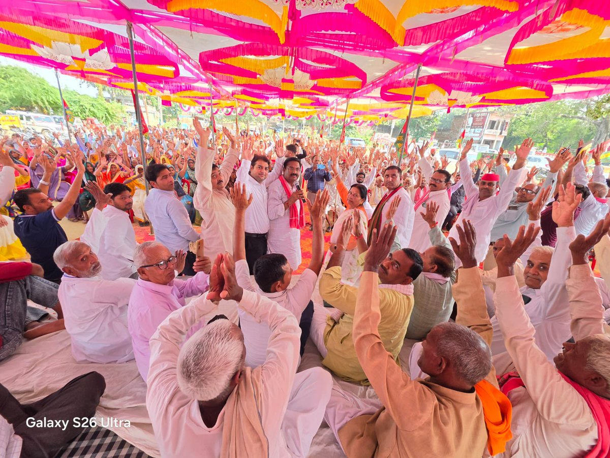 samajwadiparty's tweet photo. समाजवादी पार्टी, उत्तर प्रदेश
19, विक्रमादित्य मार्ग, लखनऊ
    प्रकाशन/प्रसारण हेतु-    दिनांकः 06.10.2026  
    फर्रुखाबाद में आयोजित पीडीए चौपाल में मुख्य अतिथि के रूप में अवधेश कुमार वर्मा पूर्व विधायक, पूर्व राज्य मंत्री (स्वतंत्र प्रभार), ददरौल शाहजहांपुर, उत्तर प्रदेश पीडीए के हक, सम्मान और अधिकारों की आवाज को बुलंद करते हुए सामाजिक न्याय, समानता और लोकतांत्रिक मूल्यों के प्रति अपनी प्रतिबद्धता दोहराई।
    कार्यक्रम में मौजूद जिला अध्यक्ष सपा श्री चंद्रपाल सिंह यादव, श्री उर्मिला राजपूत पूर्व विधायक, श्री राशिद जमाल सिद्दीकी पूर्व प्रमुख, श्री नदीम फारुकी पूर्व अध्यक्ष शमशाबाद, पूर्व जिला अध्यक्ष सपा, श्री डॉ. पी वर्मा, श्री हरीश यादव  पूर्व चेयरमैन मोहम्मदाबाद, श्री पवन गौतम  पूर्व जिला पंचायत सदस्य, श्री नरेंद्र सिंह यादव  विधानसभा अध्यक्ष, श्री अमित यादव  पूर्व विधानसभा अध्यक्ष, श्री वीर सिंह पाल, श्री शिवशंकर शर्मा, श्री राधेश्याम  सविता, श्री श्री विमल प्रताप लोहिया, श्री अवनीत दुबे, श्री सौरव कटियार  सपा नेता, श्री विजय सिंह राजपूत, श्री मनोज यादव, श्री चोट्टे सिंह यादव, श्री हरिमोहन सिंह विधानसभा अध्यक्ष सैनिक प्रकोष्ट, श्री तुलसी राम शाक्य, श्री ओमप्रकाश गौतम, श्री अहियावर शाक्य, श्री अजब्र सिंह, श्री देवेंद्र राजपूत, श्री विजय सिंह पूर्व प्रधान, श्री मिथुन राजपूत, श्री बादाम सिंह राजपूत, श्री वीरपाल सिंह राजपूत, श्री नरोत्तम राजपूत  प्रधान, श्री गुड्डू शाक्य, श्री राकेश श्रीवास्तव, श्री सर्वेश कुमार वर्मा पूर्व प्रमुख कांट, श्री विवेक कुमार वर्मा, श्री शिवम वर्मा व भूपेंद्र सिंह आदि पदाधिकारी, कार्यकर्ता एवं क्षेत्रवासी मौजूद रहे।
            (राजेन्द्र चौधरी)
             मुख्य प्रवक्ता