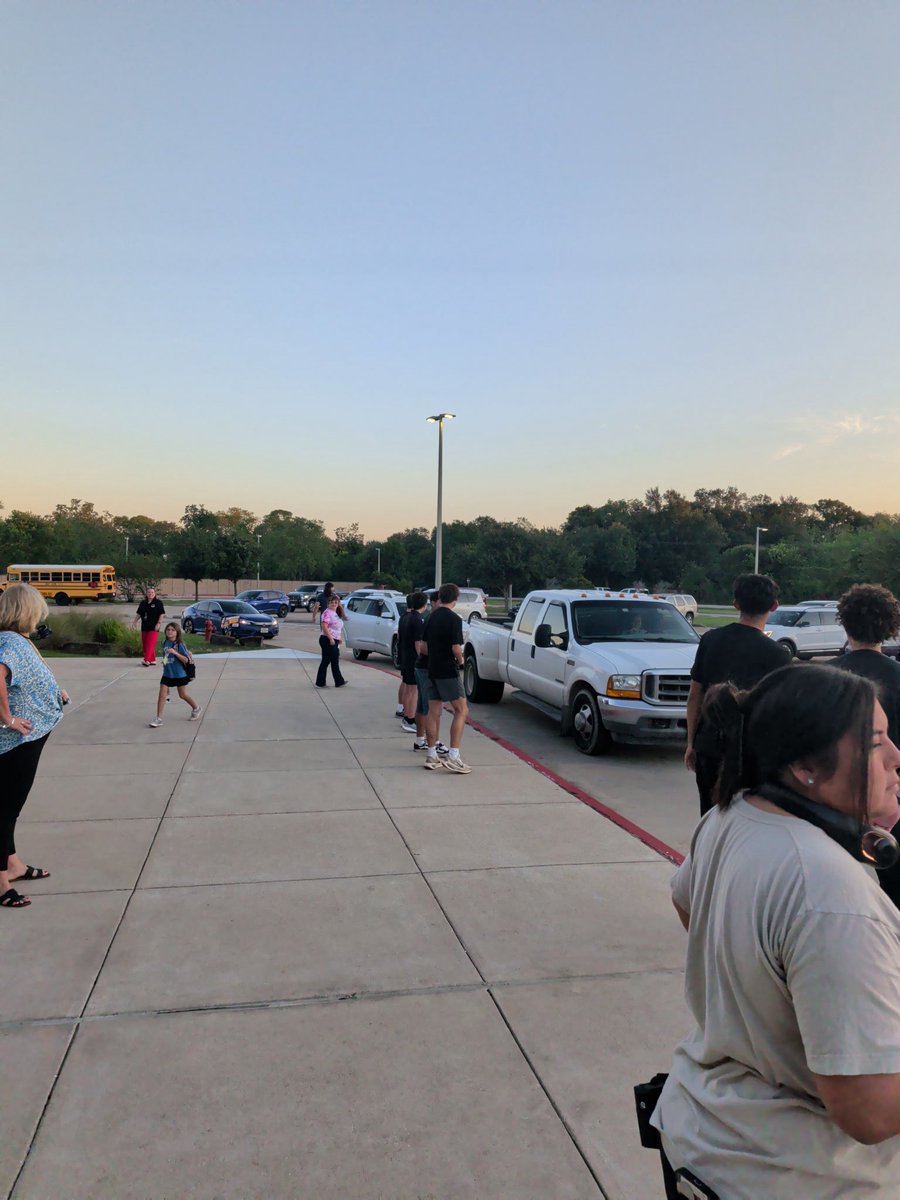 alvin_jacketfb's tweet photo. Good morning Alvin! Your @AlvinAthletics JACKETS are at @NelsonAlvinISD welcoming the future Jackets to another great day of school! @AlvinISDAth @AlvinISD #JacketPride #WeSeeYou https://t.co/um44uNqnO7
