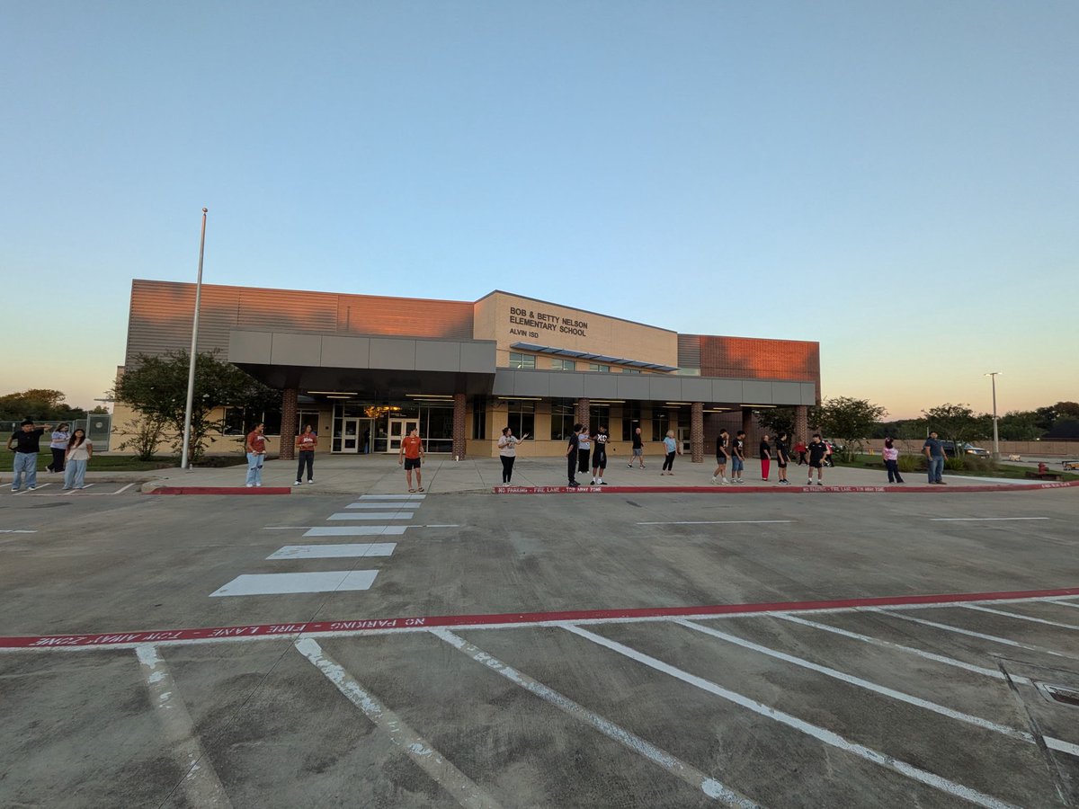 alvin_jacketfb's tweet photo. Good morning Alvin! Your @AlvinAthletics JACKETS are at @NelsonAlvinISD welcoming the future Jackets to another great day of school! @AlvinISDAth @AlvinISD #JacketPride #WeSeeYou https://t.co/um44uNqnO7