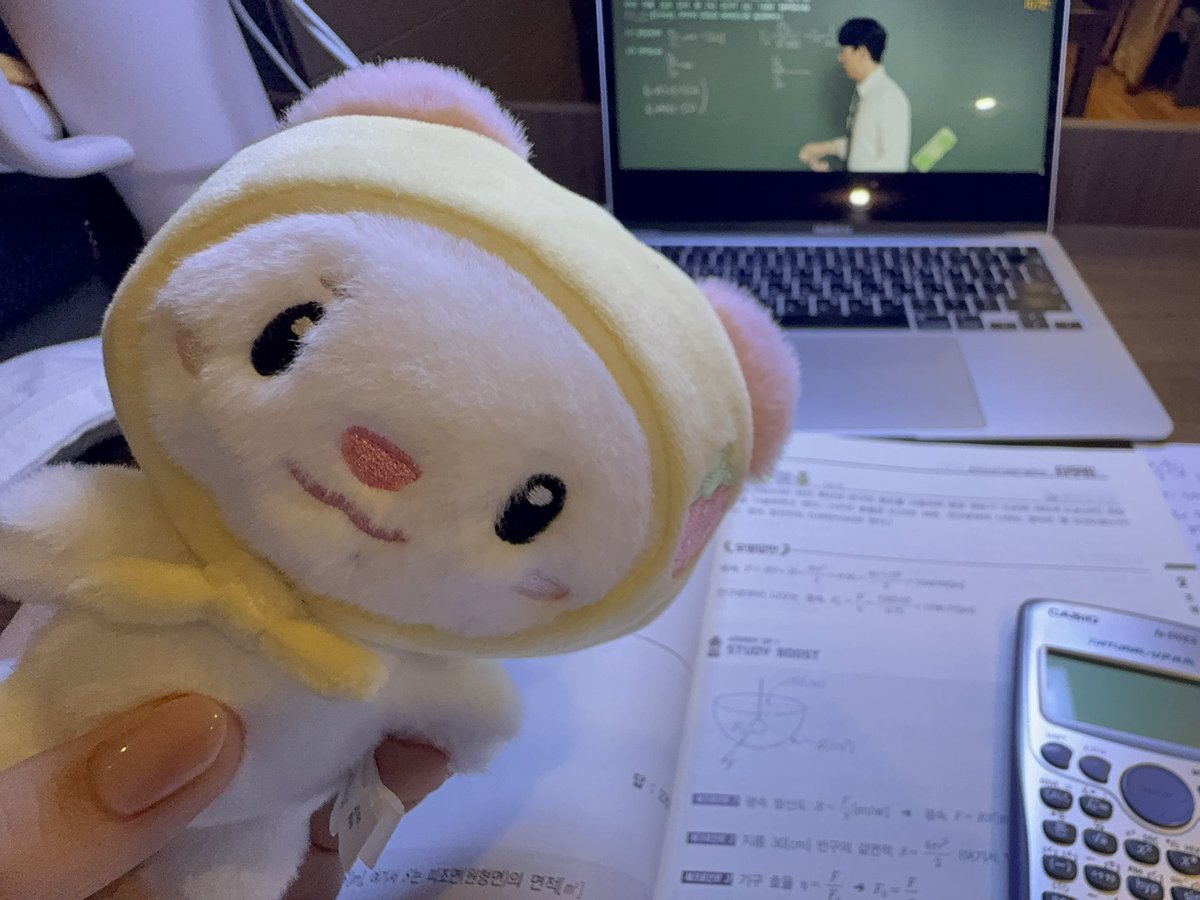 uuuu42uu's tweet photo. 누낭이들 ... 트친도 진짜 많이 생기고 뎀도 많이 주셨는데 🥹💖
저 시험이 진짜 목끝까지 쫓아와서 조금만 천천히 굴릴게요 이거 쳐떨러지면진자 개정병마음아픔이개백수되고 내년까지 기둘려야됨.. 뎀 답장 빨리 못해도 이해해줘요 나 버리지마 다 친해지고싶으니까‼️‼️‼️ https://t.co/hVqzbSuiDz