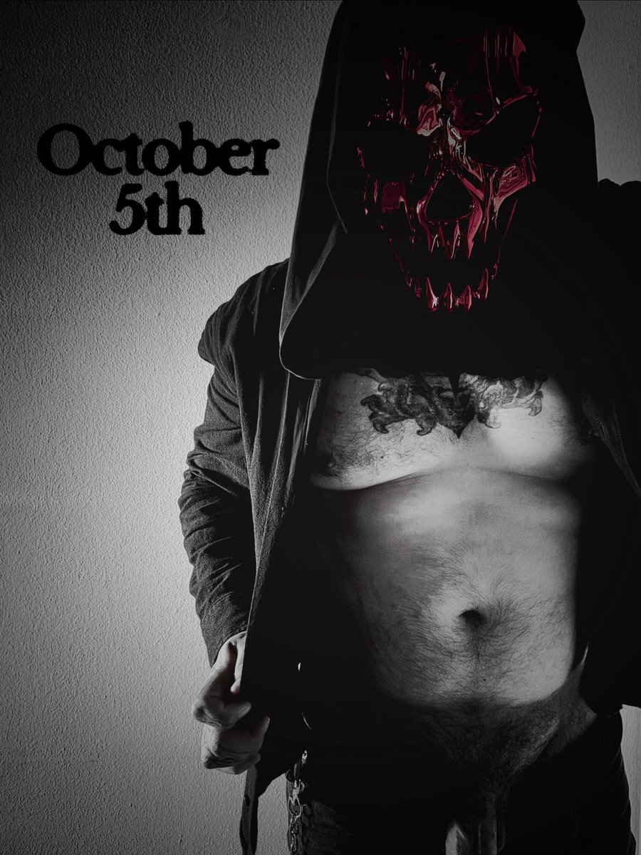 themasquesecret's tweet photo. October 5th: Come closer, my lovely. Let me share the warmth of my arms and then the warmth of my bed. #maskedman #darkromantic #masktober #hopelessromantic #monochromemonday https://t.co/G501wipGFM
