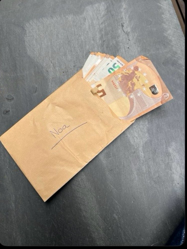 ceciarmy's tweet photo. Un chico se encontró una cartera con 1300€ en efectivo y el DNI. Se la devolvió a su dueño y semanas después recibió este mensaje https://t.co/DCyfl8roWl