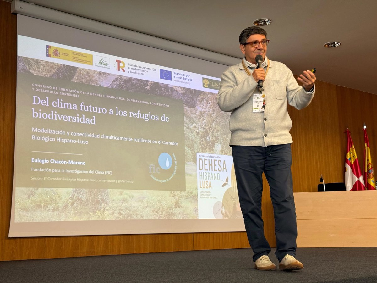 FIClima's tweet photo. Hoy en el Congreso de la #Dehesa Hispano-Lusa: @eulogiochacon (FIC) presenta cómo modelizamos los #refugios de #biodiversidad climáticamente resilientes del Corredor Biológico Hispano-Luso🌳🇪🇸🇵🇹
💡Dato: ni los grupos genéticos de una misma especie responden igual al clima futuro. https://t.co/BlkbJzfwRN