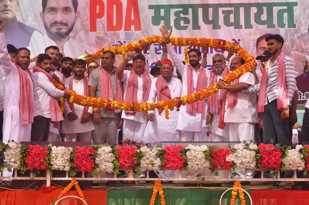 samajwadiparty's tweet photo. समाजवादी पार्टी, उत्तर प्रदेश
19, विक्रमादित्य मार्ग, लखनऊ
    प्रकाशन/प्रसारण हेतु-    दिनांकः 06.10.2026  
    समाजवादी पार्टी के राष्ट्रीय अध्यक्ष एवं पूर्व मुख्यमंत्री श्री अखिलेष यादव के निर्देष पर बदायूँ सदर विधानसभा के कुवरगाँव में पी०डी०ए० महापंचायत एवं कार्यकर्ता सम्मेलन में पूर्व मंत्री/प्रभारी जनपद बदायूं श्री मानपाल सिंह वर्मा ने सहभागिता की तथा उन्होंने सर्व समाज से विशेषकर लोधी समाज से आग्रह किया 2027 में पीडीए के साथ मिलकर राष्ट्रीय अध्यक्ष जी को मुख्यमंत्री बनाना है और लोधी समाज को पी.डी.ए सरकार बनाने में भागीदारी निभानी है।
    श्री आदित्य यादव सांसद ने कहा बदायूँ जिले में डबल इंजन सरकार ने कोई विकास कार्य नही किया इस सरकार से आहत होकर हजारों की संख्या में लोग रोजगार के ढूंढने शहरो की और पलायन कर रहे है बेरोजगारी चरम सीमा पर है। भारतीय जनता पार्टी की कुरीतियों, झूठे वादों और छलावों से समाज को बचाना आज सबसे बड़ी जरूरत है।
    श्री यादव ने कहा कि कहा वर्तमान में यह सरकार झूठों की सरकार है, अमीरों की सरकार है भारतीय जनता पार्टी ने हमेशा पिछड़े वर्ग विशेषकर लोधी समाज को केवल चुनावी फायदों के लिए इस्तेमाल किया है और सत्ता में आने के बाद उनके अधिकारों का हनन किया है। उन्होंने वोट चोरी,चंदा चोरी का मुद्दा बड़ी जोर -शोर  से उठाया, कहा बीजेपी वाले भगवान को नहीं छोड़ते तो हमें और आपको कहां छोड़ेंगे, जिला अध्यक्ष श्री आशीष यादव जी ने युवाओं की नौकरी में हुई धांधली के बारे में कहा की भाजपा सरकार आरक्षण विरोधी है,यह पेपर लीक सरकार है।
श्री मान पाल सिंह वर्मा न कहा कि लोधी समाज का मान सम्मान और भविष्य केवल समाजवादी पार्टी के साथ ही सुरक्षित है। उन्होंने कहा हर यूथ को बूथ से जुड़ना है पीडीए को मजबूत करना है। इस भव्य कार्यक्रम का सफल संयोजन एंव आयोजन वरिष्ठ सपा नेता श्री लक्ष्मण प्रसाद लोधी द्वारा किया गया।
    कार्यक्रम की अध्यक्षता बदायूं के जिलाध्यक्ष श्री आशीष यादव ने की। मंच का संचालन राकेश प्रजापति ने किया। विधायक आर.के. शर्मा ने युवाओं में जोश भरने का काम किया। पूर्व सदस्य जिला पंचायत अशोक कुमार लोधी, डा० बाबू सिंह यादव, नरेश यादव, राकेश बाल्मीक, अंकित यादव, अरुण कुमार, तारा चन्द्र साहू, कैलाश कुमार आदि उपस्थित थे।
            (राजेन्द्र चौधरी)
             मुख्य प्रवक्ता