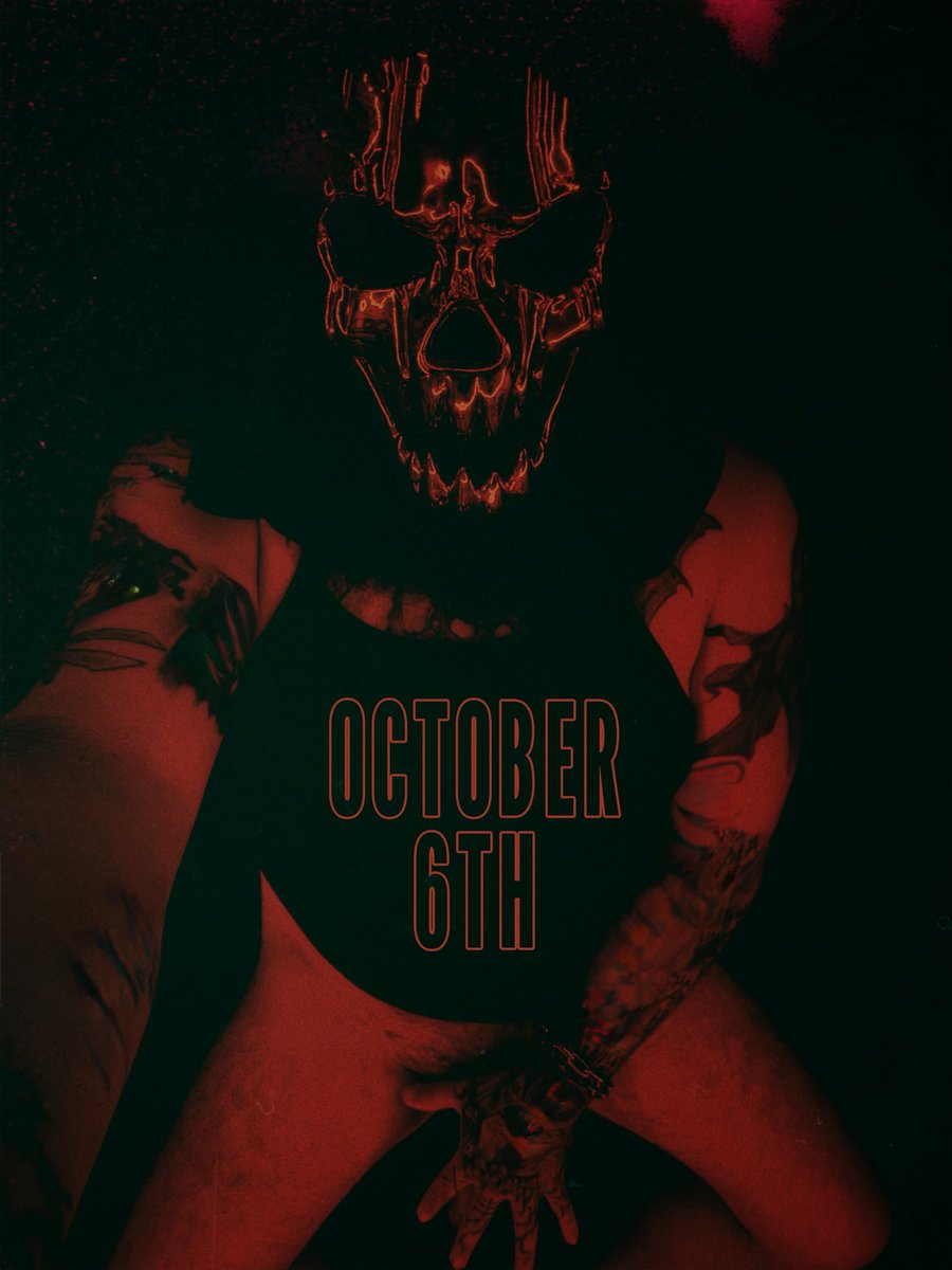 themasquesecret's tweet photo. October 6th: POV you finally have Jack-o-Lantern at your mercy and while you straddle him claiming what’s yours, he puts his hand around your soft neck, tightens his grip and whispers “Mine.” #maskedman #darkromantic #masktober #possessivebookboyfriend #handnecklace https://t.co/etjMweTWpx