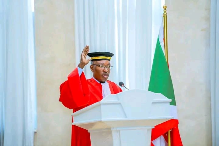 KwaNtare's tweet photo. Imbere y'Umukuru w'igihugu c' U #Burundi , akaba n'Umucamanza Mukuru, Nyenicubahiro Evariste Ndayishimiye (@GeneralNeva), Pacifique Barankitse yarahiye nk'Umucamanza wa Sentare Ntahinyuzwa. Ivyo birori vyabereye ku kirimba Ntare Rushatsi kuri uyu wa 6 Gitugutu 2026 imbere y'Abacamanza ba Sentare Ntahinyuzwa hamwe n'Urwego rukuru rw'abacamanza.