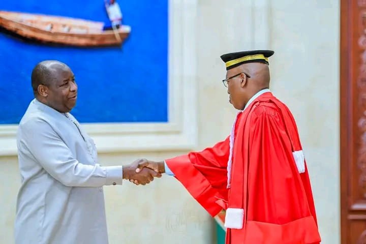 KwaNtare's tweet photo. Imbere y'Umukuru w'igihugu c' U #Burundi , akaba n'Umucamanza Mukuru, Nyenicubahiro Evariste Ndayishimiye (@GeneralNeva), Pacifique Barankitse yarahiye nk'Umucamanza wa Sentare Ntahinyuzwa. Ivyo birori vyabereye ku kirimba Ntare Rushatsi kuri uyu wa 6 Gitugutu 2026 imbere y'Abacamanza ba Sentare Ntahinyuzwa hamwe n'Urwego rukuru rw'abacamanza.