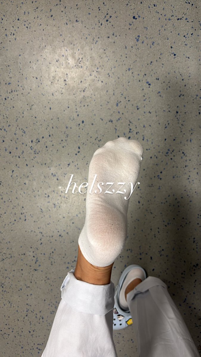 helszzy's tweet photo. während ich auf arbeit bin, werdet ihr loser nach und nach abgezogen 🧦👸🏻 https://t.co/6UJWafCefR