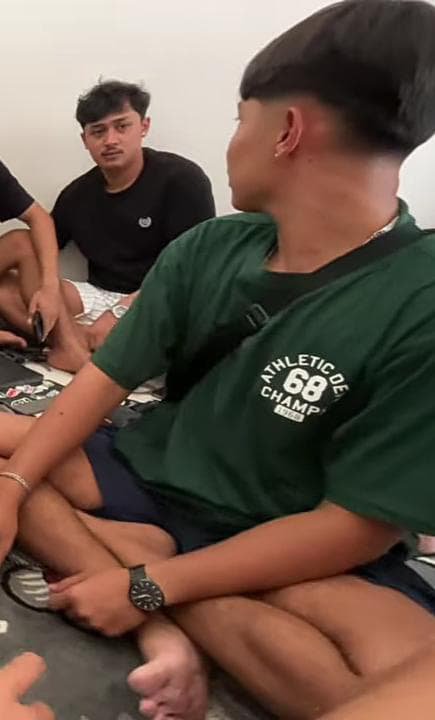 gimanasayank's tweet photo. Hehehe, curi-curi pandang banget, kah?? Ini si ayah diem aja karena liat Ayis dimarahin, antara takut atau emang takut banget :) https://t.co/yCNozOApZ6