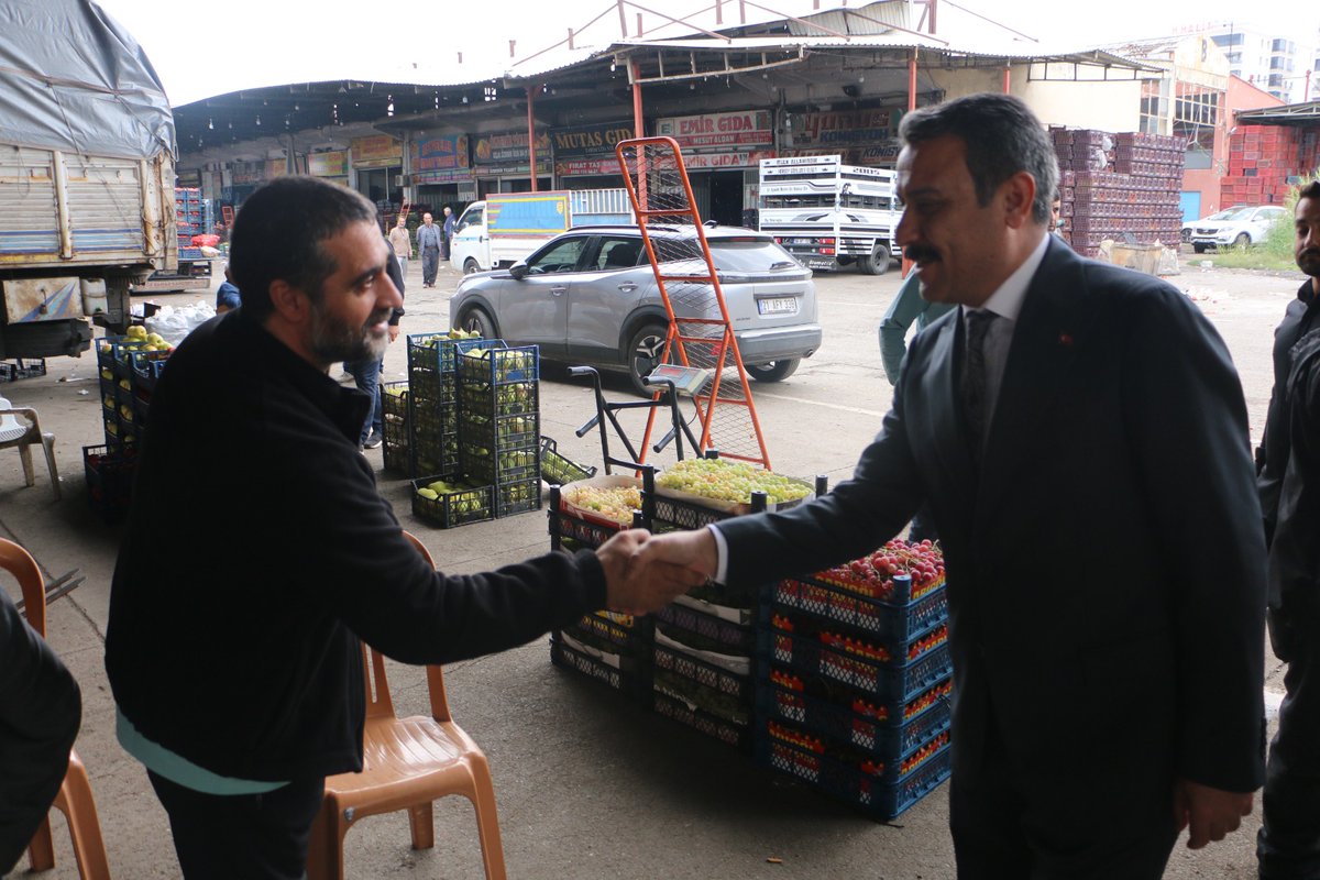 HsnozcoskunMHP's tweet photo. İl yönetim kurulu üyelerimizle birlikte Diyarbakır Gıda, Sebze ve Meyve Hali esnafıyla bir araya gelerek talep ve önerilerini dinledik. 
Esnafımızın sorunlarını yerinde dinlemeye, çözüm önerilerini ilgili mercilere taşımaya ve hemşehrilerimizin yanında olmaya devam edeceğiz.

@MHPDYARBAK7n @dbdevletbahceli @MHP_Bilgi