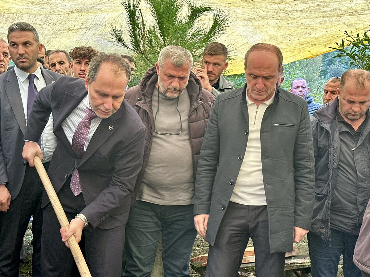 rprefahpartisi's tweet photo. 📍 Samsun | Bafra | Köseli Köyü

Genel Başkanımız Dr. Fatih Erbakan, Genel Başkan Yardımcımız Naim Öztürk’ün kıymetli annesi Hamide Öztürk’ün cenaze namazına katıldı.

Merhumeye Allah’tan rahmet, ailesine ve yakınlarına başsağlığı diliyoruz. https://t.co/RkPVcmiBtS