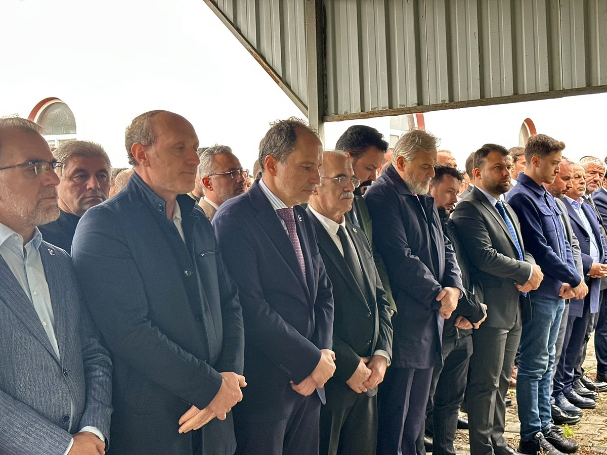 rprefahpartisi's tweet photo. 📍 Samsun | Bafra | Köseli Köyü

Genel Başkanımız Dr. Fatih Erbakan, Genel Başkan Yardımcımız Naim Öztürk’ün kıymetli annesi Hamide Öztürk’ün cenaze namazına katıldı.

Merhumeye Allah’tan rahmet, ailesine ve yakınlarına başsağlığı diliyoruz. https://t.co/RkPVcmiBtS