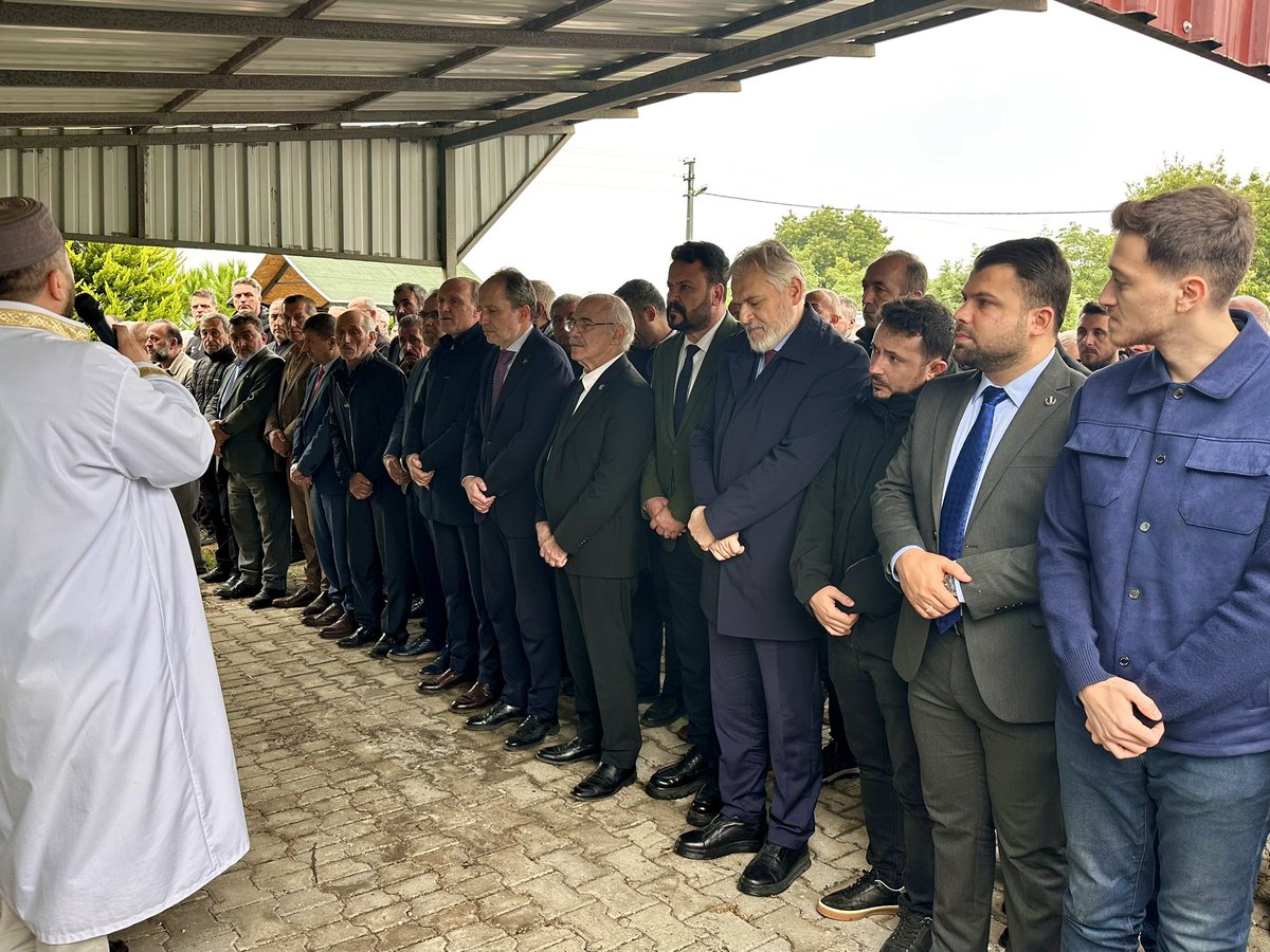 rprefahpartisi's tweet photo. 📍 Samsun | Bafra | Köseli Köyü

Genel Başkanımız Dr. Fatih Erbakan, Genel Başkan Yardımcımız Naim Öztürk’ün kıymetli annesi Hamide Öztürk’ün cenaze namazına katıldı.

Merhumeye Allah’tan rahmet, ailesine ve yakınlarına başsağlığı diliyoruz. https://t.co/RkPVcmiBtS